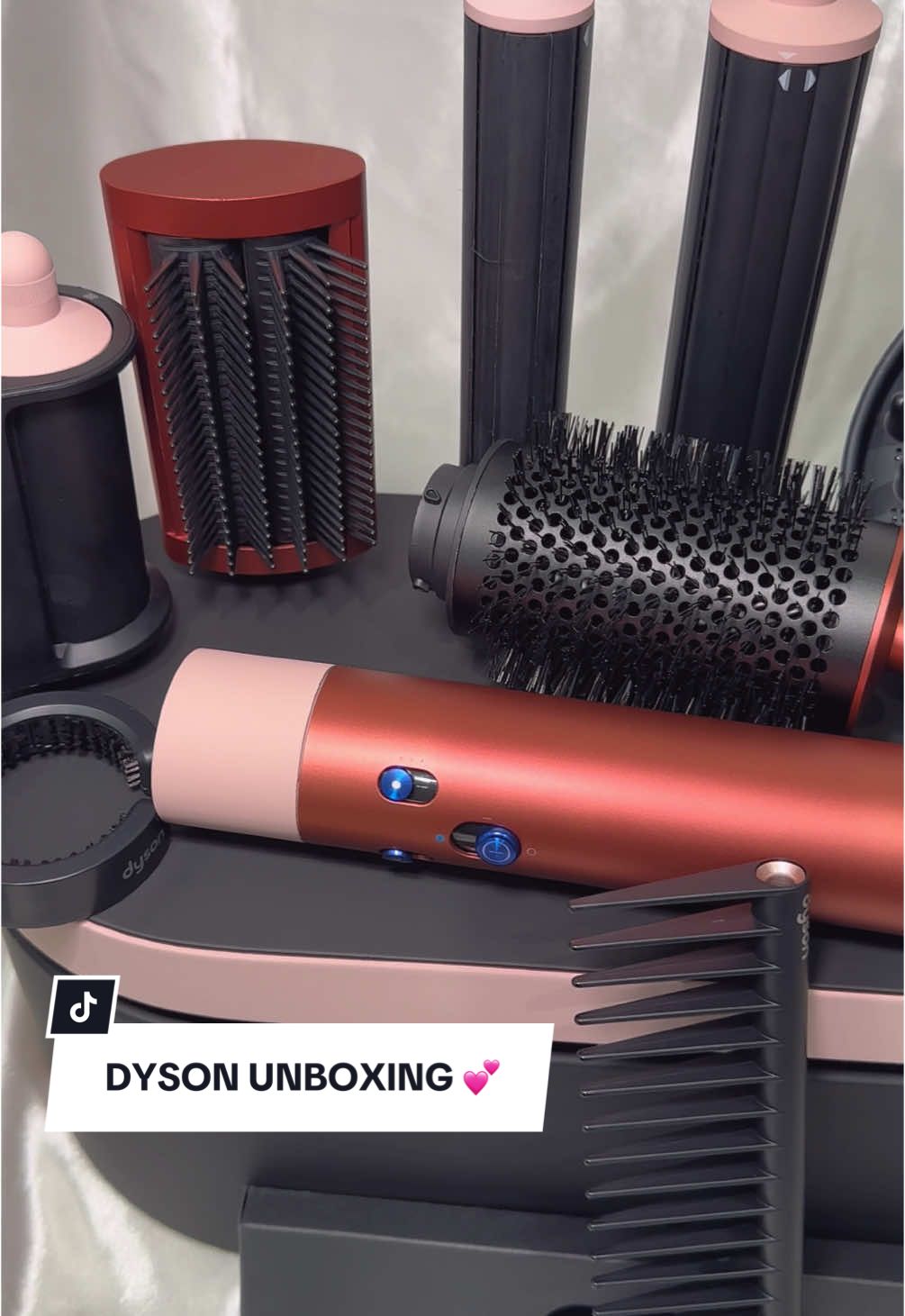 Unbox the new limited edition Strawberry Bronze & Blush Pink Dyson Airwrap with me 🍓💕 It’s so cute ✨ I can’t wait to use it 🥹 This one is the Airwrap complete long volumise version which comes with the diffuser attachment & detangling comb ✨ #dyson #dysonairwrap #dysonhair #dysonairwraptutorial #strawberrybronze #strawberrybronzedyson #dysonairwrapcomplete #dysonunboxing #blushpink #fy #hairstyle #blowout #fürdich #perty #unbox #unboxing #pink 