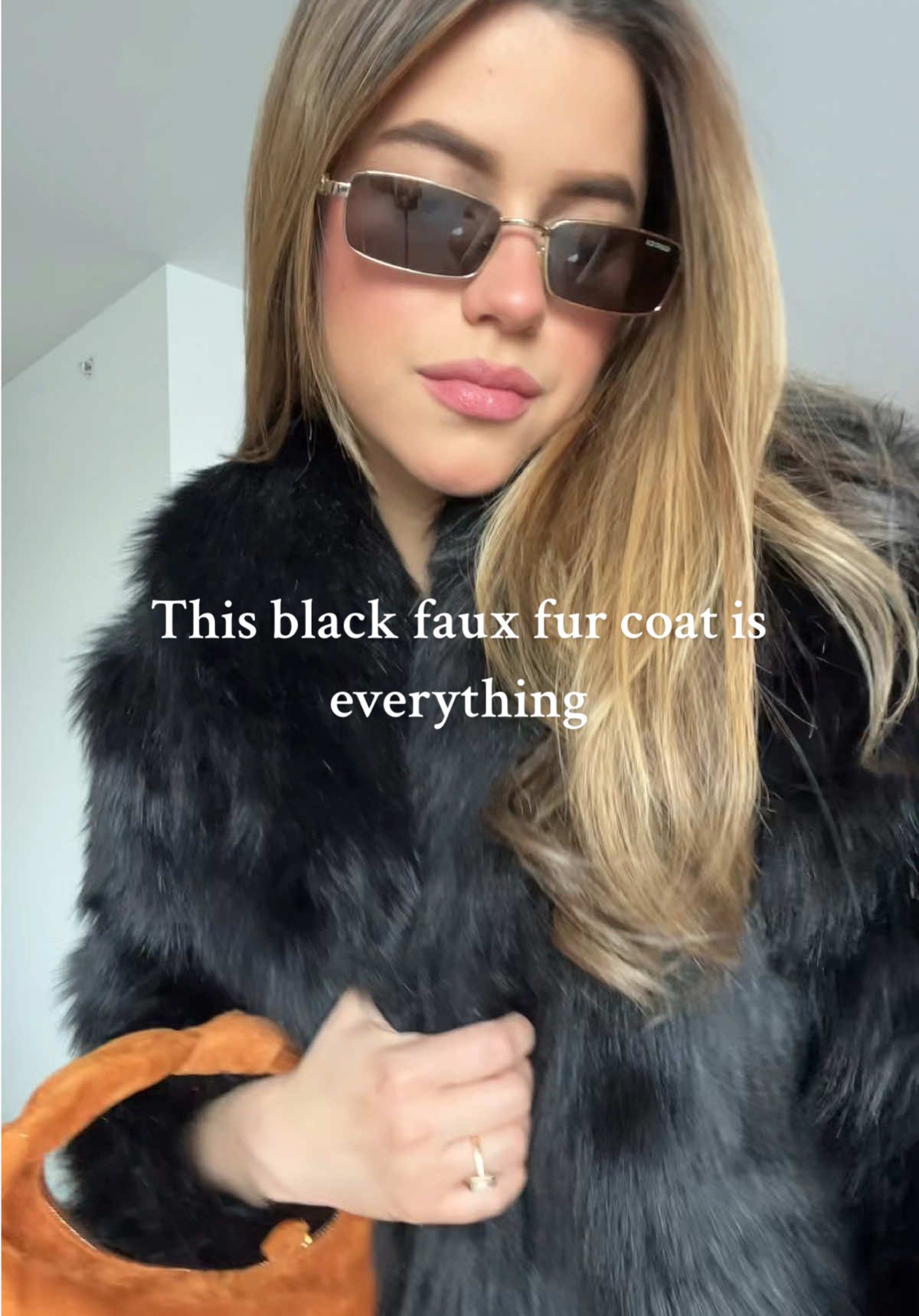 This black faux fur coat is everything 🖤🤌🏻 #fauxfurcoat #coat #winter #fall #autumn #fashiontiktok #fashioninspo #outfitideas #outfitinspo #falloutfits #outfitinspiration 