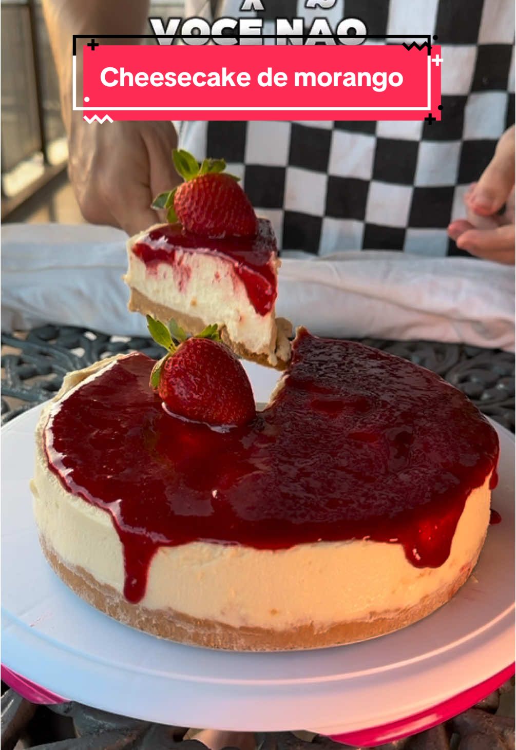 REVELEI O SEGREDO DA CHEESECAKE DE MORANGO PROFISSIONAL!!! 😋 #receitafacil #doces #sobremesa #receitasimples #sobremesas  • • • ⚠️(ingredientes)⚠️ Ingredientes base: 200 gramas de biscoito maisena 100 gramas de manteiga sem sal derretida Creme: 600 gramas de Cream cheese 200 gramas de creme de leite 400 gramas de chocolate branco derretido Suco de um limão espremido Geleia:  200g de Frutas vermelhas ou morango 100g de Açúcar 50ml Água