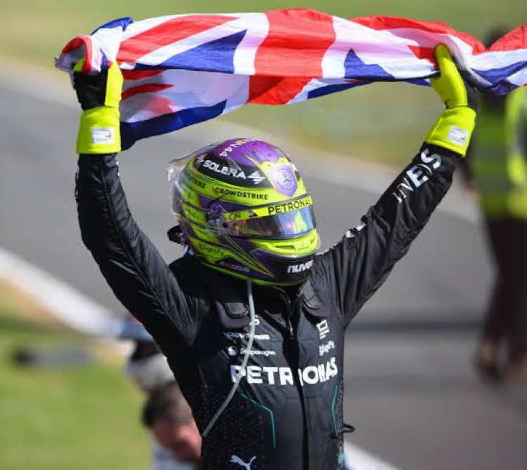 thank you lewis🥺🥺❤️ next year there will be no more lewis with black suit #lewishamilton #f1 #abudhabigp #mercedes #lewishamilton44 #fyp 