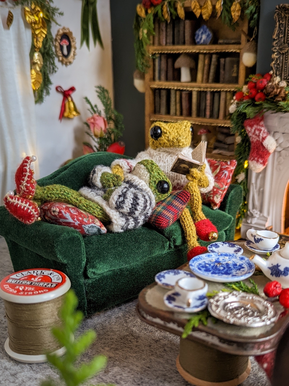 Happy Holiday Season from Frog and Toad! 🐸🐸❤️✨ #knittedfrog #frogandtoad #festive #cosy 