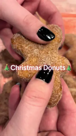 🎄Christmas Donuts🎄#merrychristmas #happyholidays #christmas #donuts #foodtiktok #breakfast #morning #suga #MomsofTikTok #fyp #Recipe #sogood #TikTok #Viral #tutorial #toddlersoftiktok 
