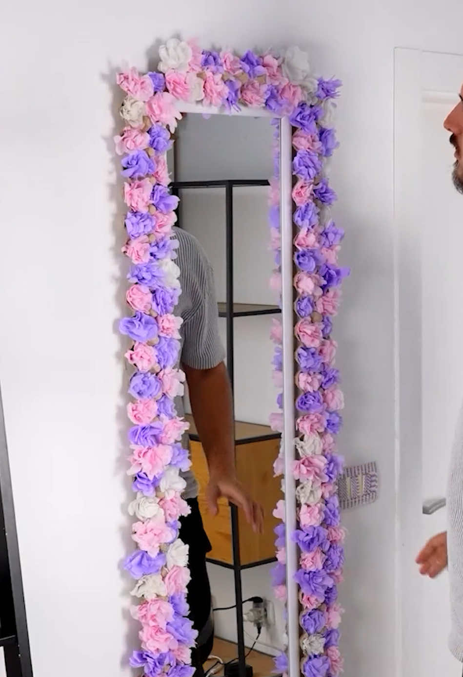 Decorate your mirror with paper flowers! 🌺