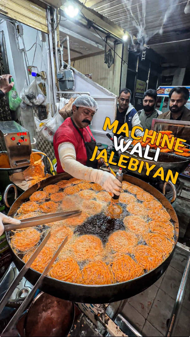 TOH JIGAAARZ AKHIIRRRRR CRUNCHYY KISAM KI JALEBIYAN TRY MARNI HAN WO BI STUDENTS KAY LIYA AIK PIECE FREEE KAH SATH…..  #jalebiyan #winterfood #food #Foodie #streetfood #streetfoodfaisalabad #faisalabad #ahsanriaz #ahsanriazz1 #fullonchaskascene 