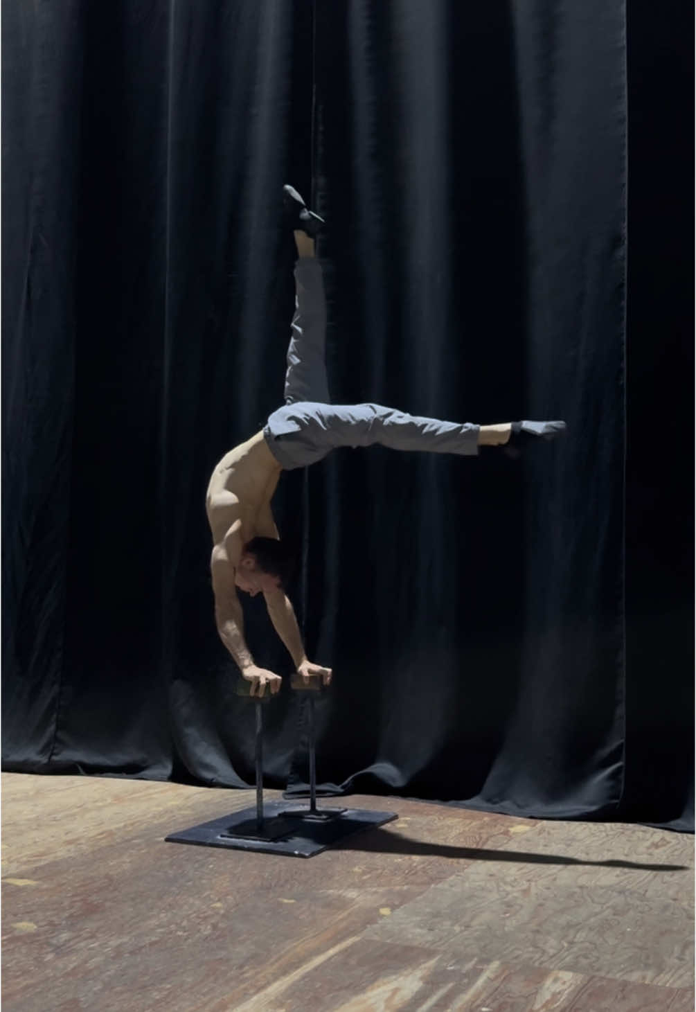 Handstand #calisthenics #onearmhandstand #hollowback #planche #headstand #circus 