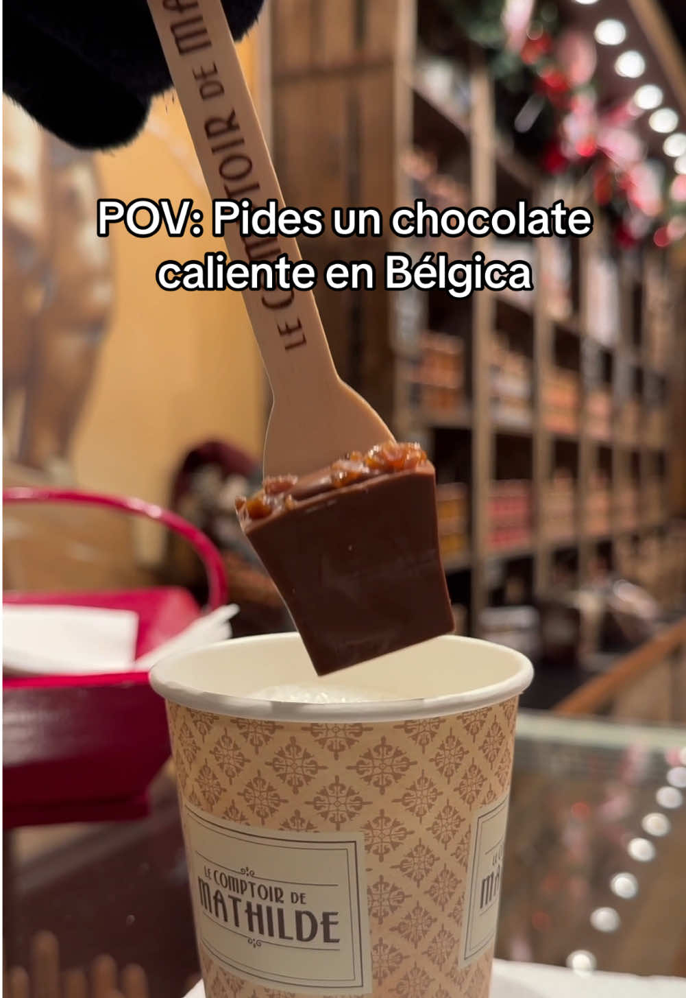 Chocolate caliente en Bélgica 😍🎄  ¿Lo probarías? #belgiumchocolate #hotchocolatebelgium #christmasmarketbrussels #navidadenbruselas #chocolatecalientebruselas #foodieespañol #foodiebrussels 