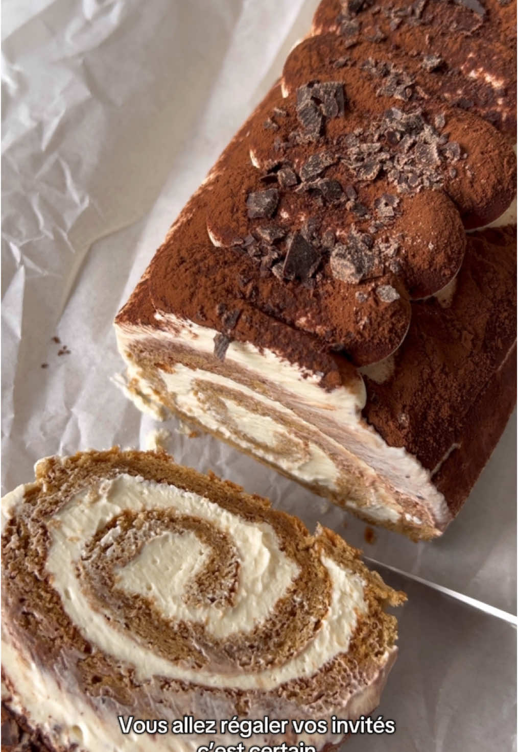 Bûche tiramisu Crème mascarpone au café : ingrédients: 300g de mascarpone •200g de crème liquide entière froide •50g de sucre glace •5 cuillères à café de café froid.  1/ Fouettez le mascarpone, la crème et le sucre glace. Ajouter le café froid et fouettez encore afin d’obtenir une crème onctueuse et qui se tienne.   #pourtoi #recettedenoel #buche #tiramisu #ideerecette #patisserie #christmas 