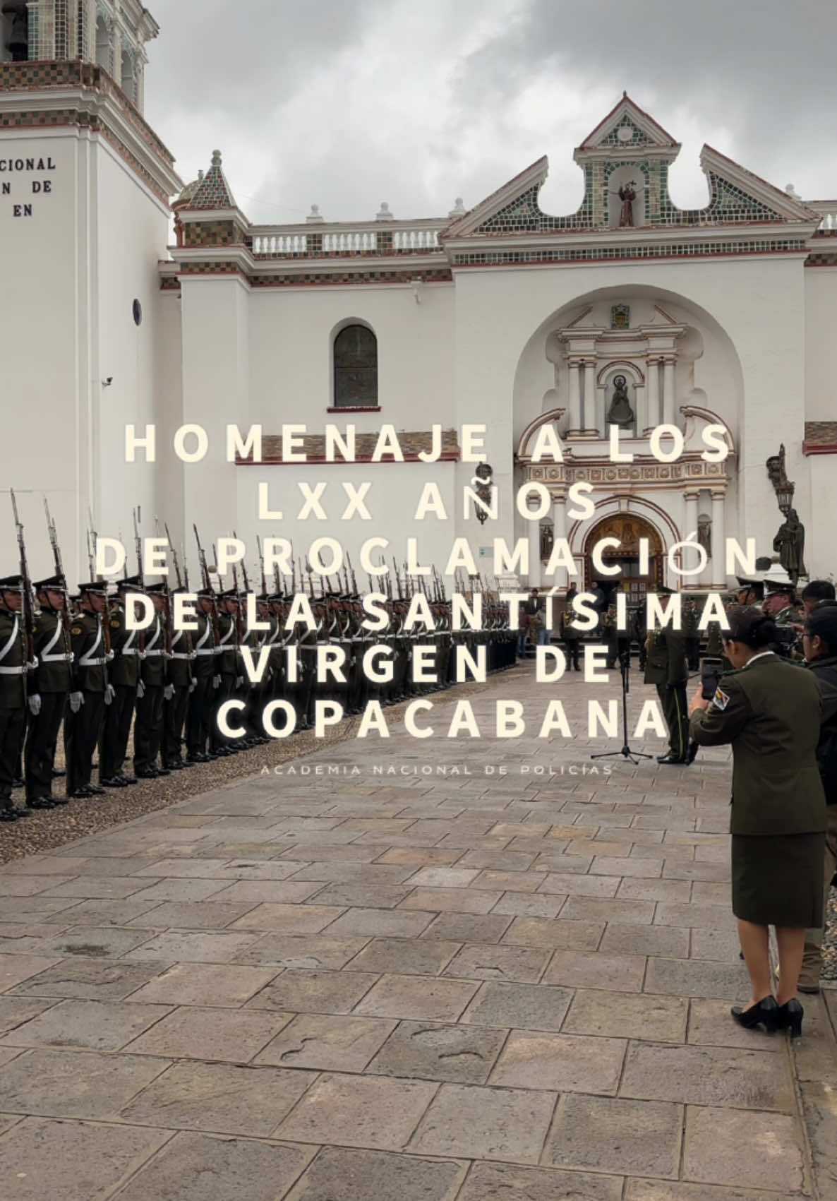 ✝️ #VirgenDeCopacabana PROCESION DE LA PATRONA Y GENERALA DE LA POLICIA BOLIVIANA.  👮‍♂️ Con fe y devoción la Policia Boliviana junto a las Damas y Caballeros Caetes de la ANAPOL acompañan a la Virgen de Copacabana en su recorrido, pidiendo su protección para sus familias y el pueblo boliviano. 🙏 Virgencita Milagrosa, ruega por nosotros. ➡️ #UnidosRumboAlBicentenario ➡️ #PolicíaDelBicentenario #admision2025 #PolicíaBoliviana #academianacionaldepolicias❤️💛💚 