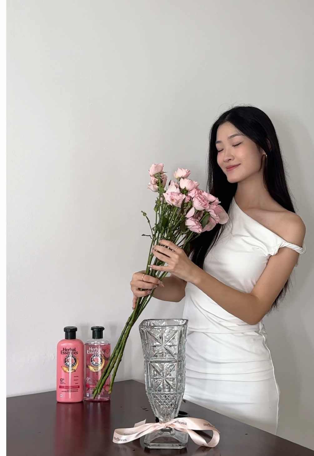 Do you love roses too? 🌹❤️ Loving the natural, calming scent and the soft, nourished hair that Herbal Essences Rose Shampoo & Conditioner gives me! 😍 If you haven’t tried it yet, grab yours now from the yellow bag or any stores near you! ✨ #FeelWhatsReal  #HerbalEssencesMY #Hairtok #HairTransformation #GlassHair #AD 