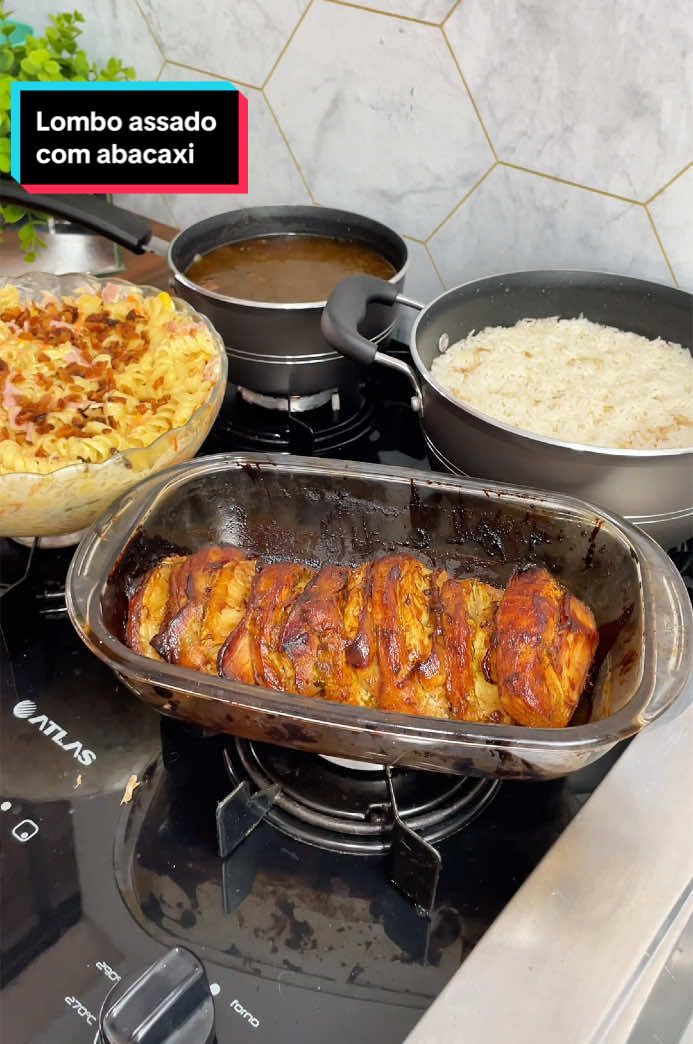 Lombo suíno assado com abacaxi é uma ótima opção pra sua ceia de natal  . . .          • Marinada• 1 cebola roxa  1 cebola branca  1 suco de limão  1 suco de laranja (exprimida👆🏻) 3 pimenta de cheiro  • Salsa e cebolinha a gosto  1 pitada de limão peper  1 pitada de Edu Guedes  1 pitada páprica  1 pitada de tempero baiano  1 pitada de pimenta do reino  3 colher de saque mirim (opcional) 3 colheres de azeite  1 colher rasa de sal  2 copos de velho bareiro (opcional) . . Acrescente a Marinada no lombo e deixe na geladeira por aproximadamente 12hrs. . . .              •abacaxi• 1 abacaxi  •sal grosso  1 copinho de velho barreiro 1 pitada de limão Pepper 1 pitada de canela em pó  . . . Depois de tudo pronto você vai intercalar lombo abacaxi e bacon até chegar no final da travessa levar ao forno a 180° por 30 minutos com papel alumínio depois mais uma hora sem um papel alumínio e vai pincelando barbecue em cima até ficar dourado .#lombo #carneassada #receita #natal 