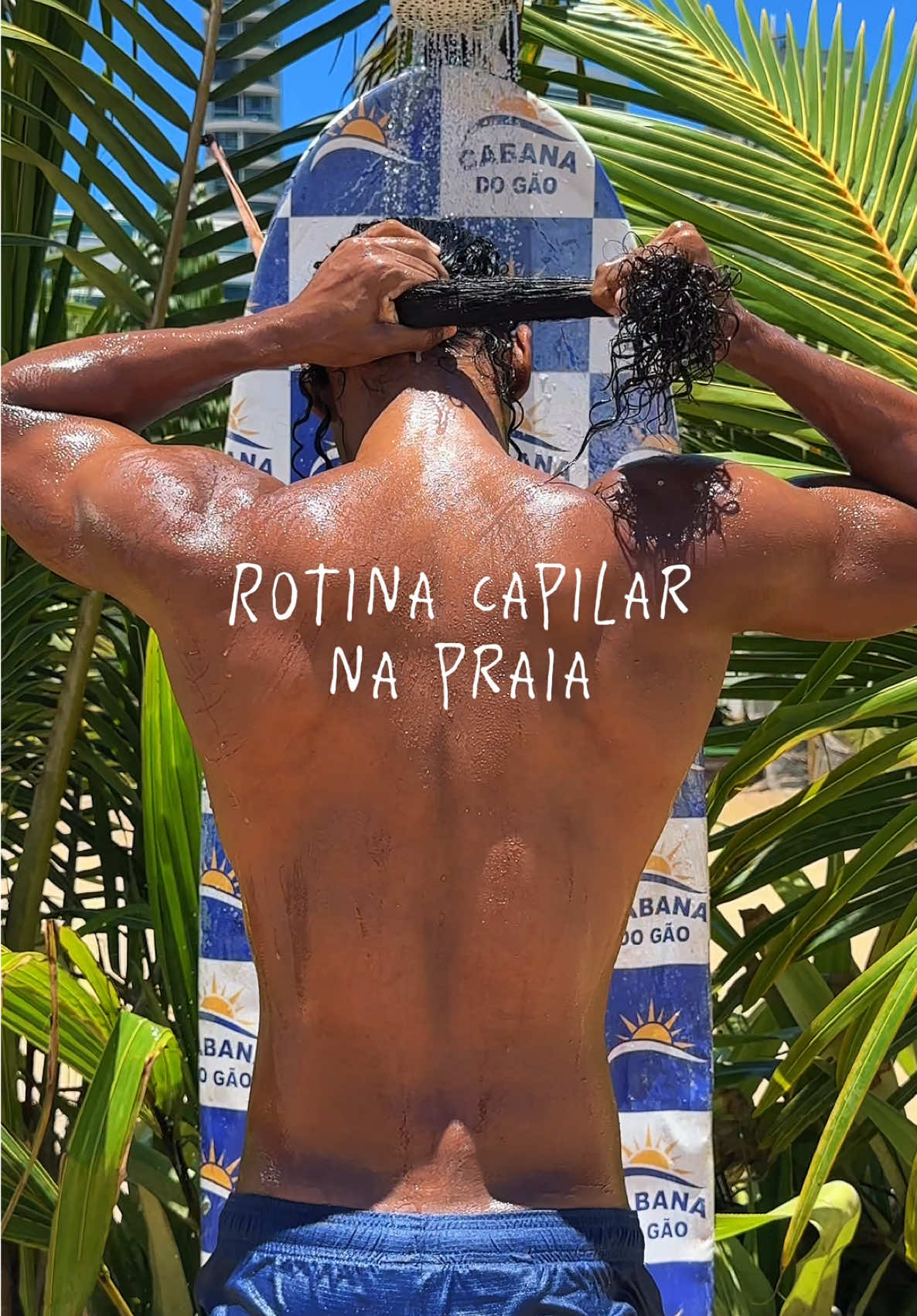 Bom demais fazer essa rotina na praia 💆🏾‍♂️🏝️ deixando claro família que todos os produtos utilizados são veganos, naturais, não agridem o meio ambiente nem o ecossistema local, não são testados em animais, são de embalagens recicláveis e feitas de material reciclável.  #cachos #tiktokbeleza #crespos #curls #curlyhair #cacheadas #cacheado #crespa 