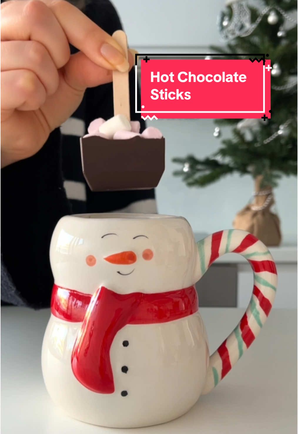 Day 8 of my Recipe Advent Calendar: Homemade Hot Chocolate Sticks/Stirrers😍 These are a must try this Christmas🎄 More recipes in my Ebook which has 100 healthy & easy recipes, link is in my profile🥰 The Ebook is also a fun gift idea for a friend or a family member❤️  • Ingredients: 300g / 10.5 oz. dark chocolate (I used 70% dark chocolate) 2 teaspoons coconut oil Topping examples: - orange zest - mini marshmallows - crushed candy cane • 1. Melt the chocolate in the microwave with the coconut oil 2. Pour into a silicone ice cube tray 3. Add your toppings 4. Let set in the fridge for 2-3 hours • • • #christmasrecipe #christmasrecipes #christmasfood #hotchocolate #hotchocolatebomb #EasyRecipe 