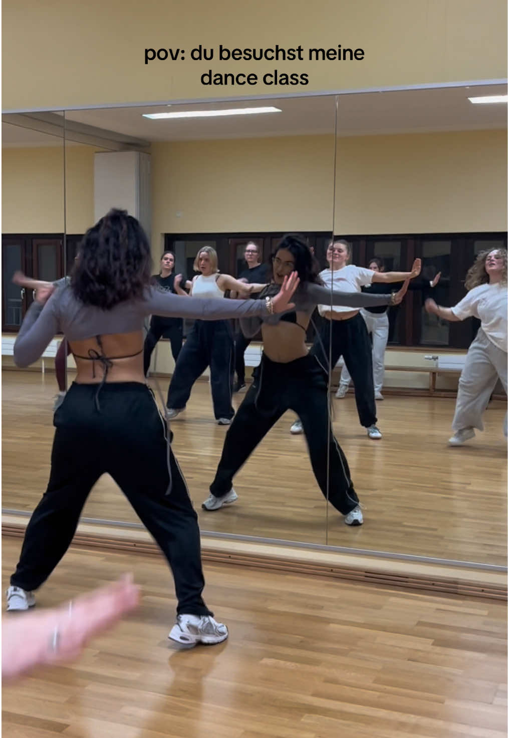 TANZWORKOUT #zumba #zumbafitness #Fitness #danceworkout #workout #fitnessvideo #fitnessroutine #fyp #dancer #tanzstunde #zumbainstructor #tanzschule #tanzenlernen #twerken #reggaeton #larueda #grupobip @Grupo BIP LEA ROBERT