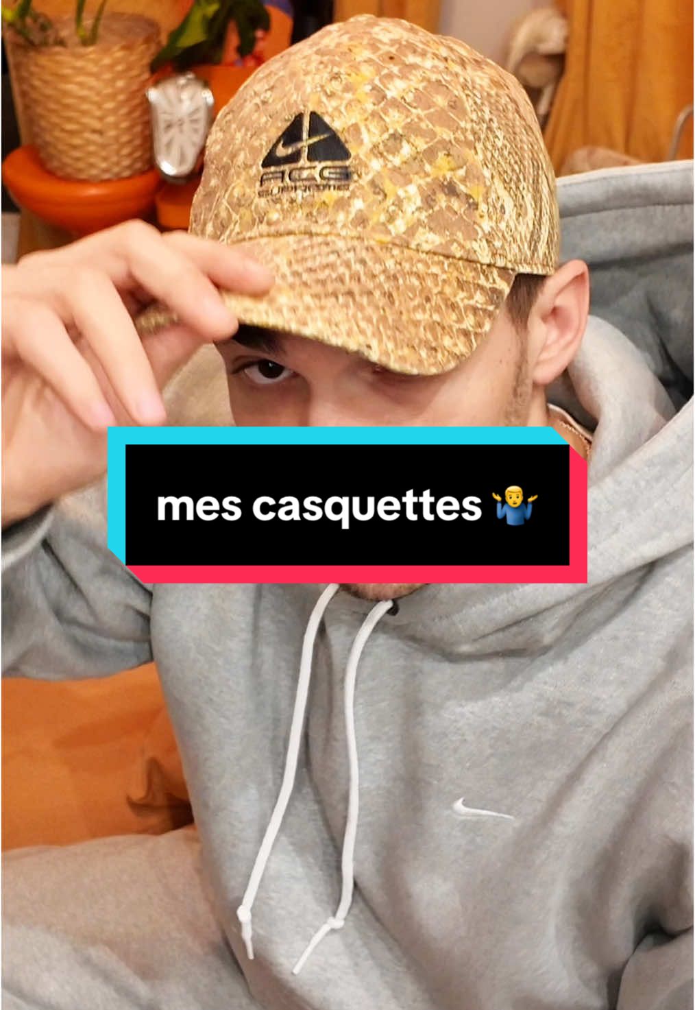 Juste un mec chill qui te montre des casquette 🤷‍♂️. #nocta #nike #arte #truereligion #vondutch #casquette #hats #supreme 