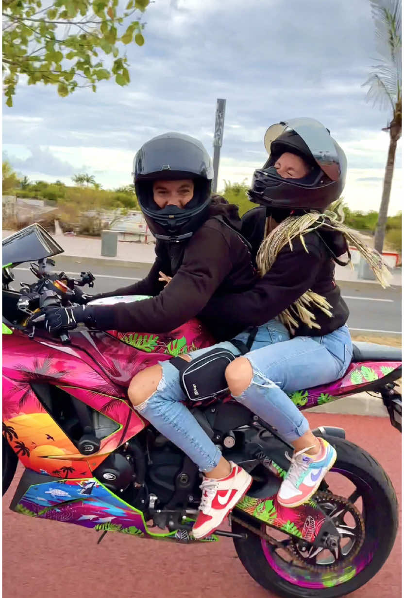 When Charlotte could not the rear pegs 🤣🤣🤣🤣  @Groupe Dafy Moto 