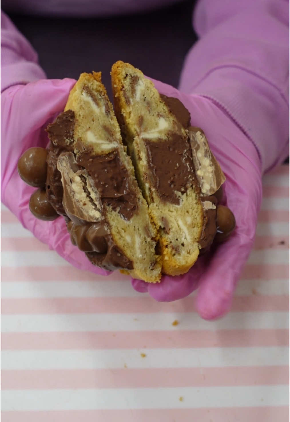 The inside of our Malteser Reindeer Stuffed NYC Cookie😍🎄🎅🏼✨