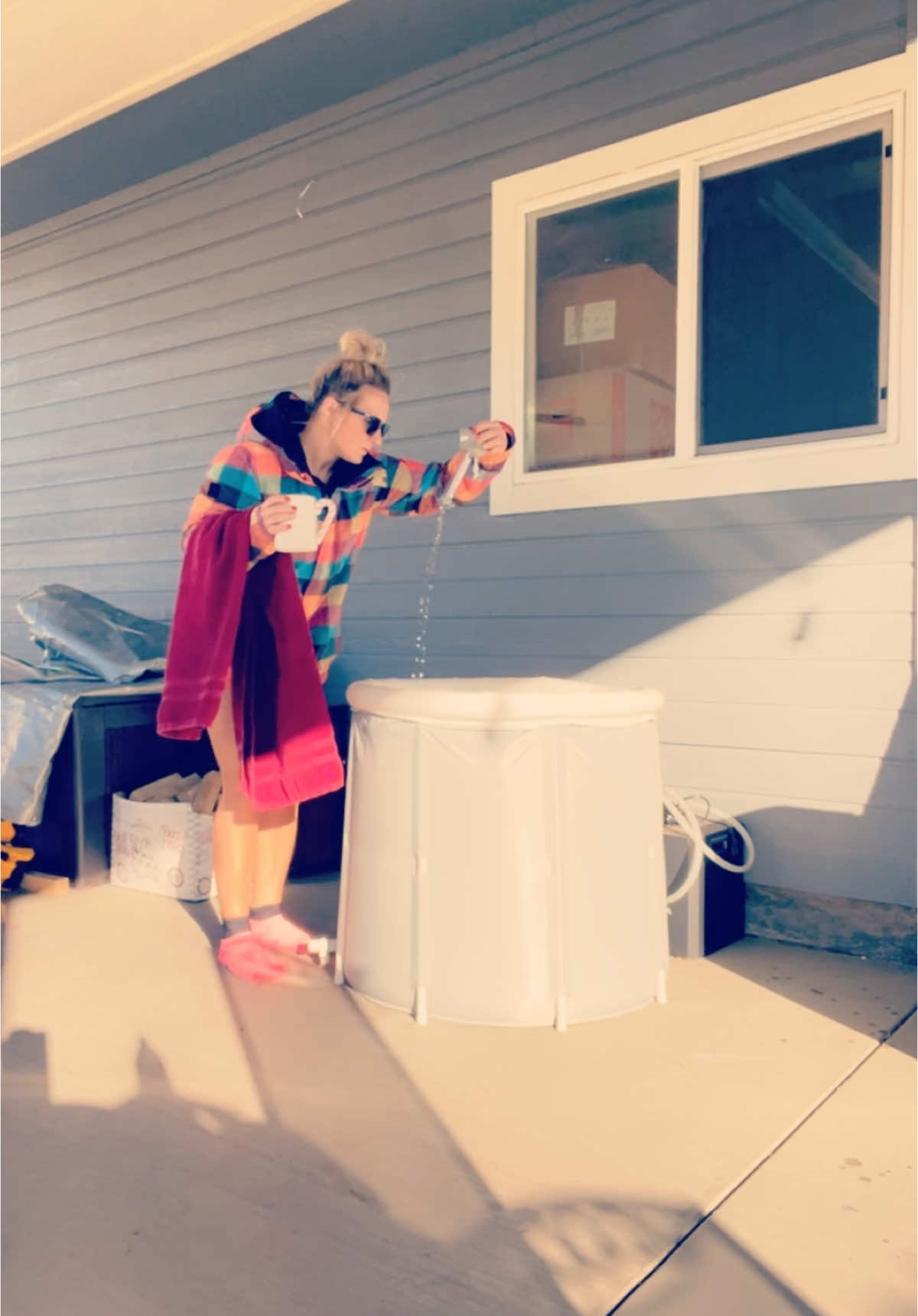 30 degree water this am! Thr sun felt so good 🤩.  . . #momlifewithenergy #icebath #funandfit #fitmonvibe #coldplunging #30degrees #postivevibes #postiveenergy #fittik