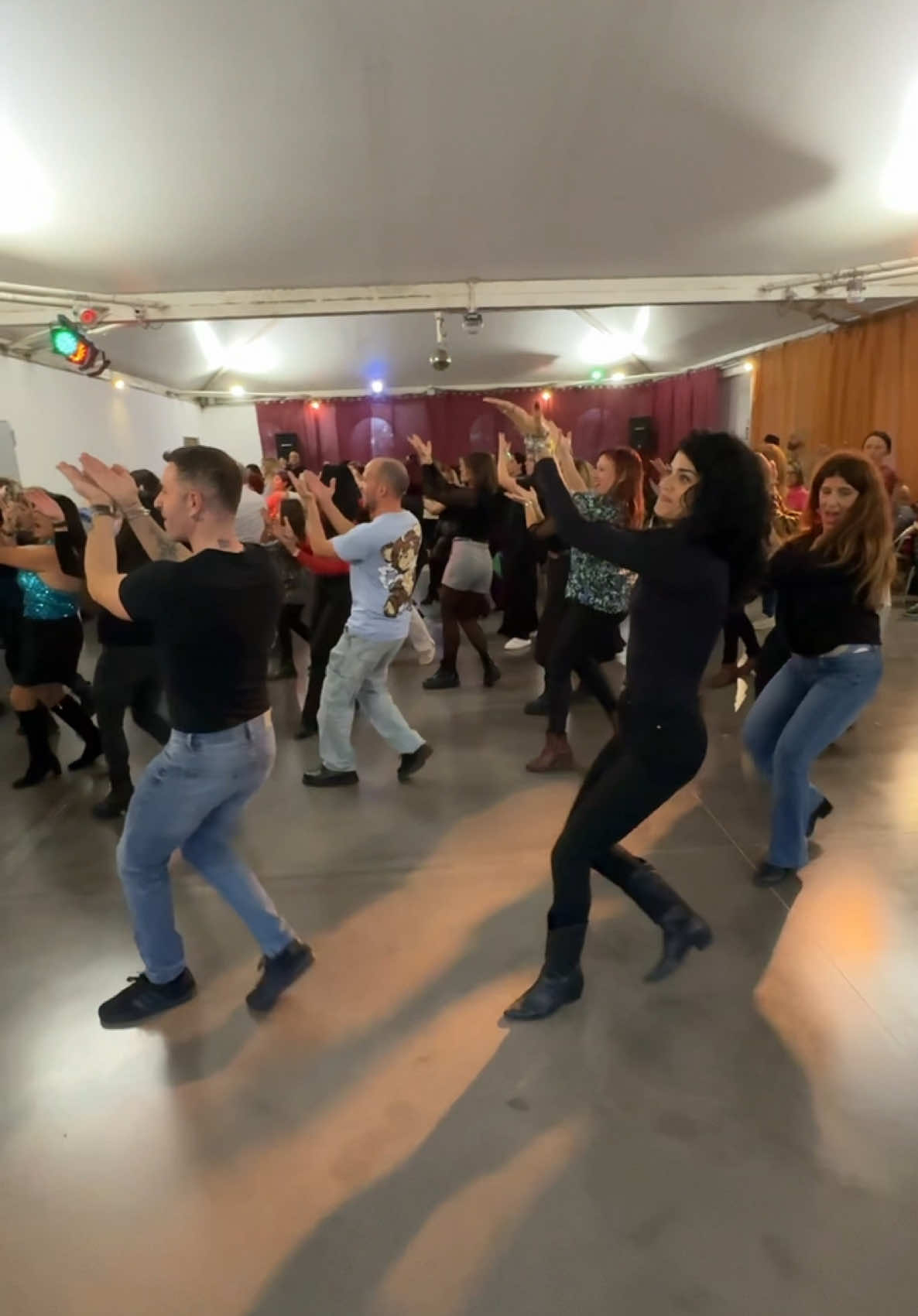 LA COLOMBIANA BALLO JOEY&RINA @JULIANA #joeyerina #joeydistefano #socialdance #viralvideos #viral_video #hitadaballare #fyp #fyptiktok #lacolombiana 