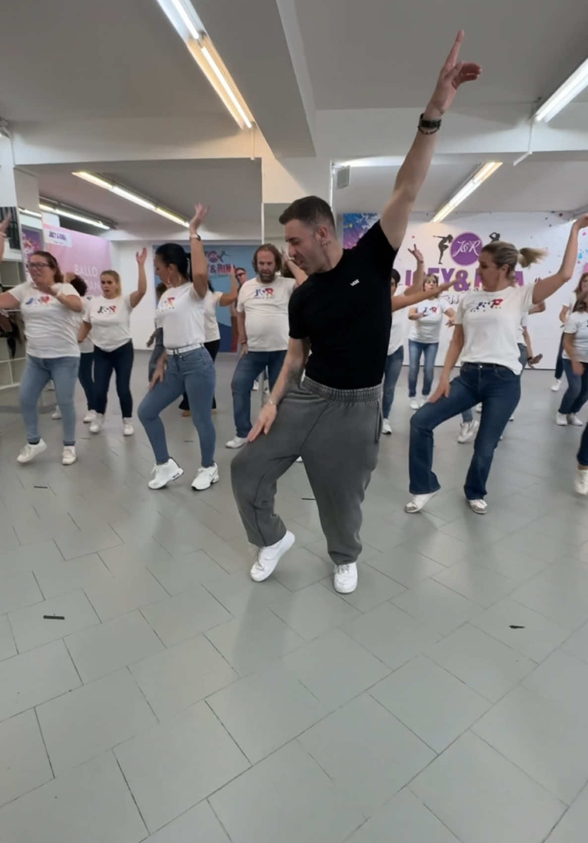 VITA LENTA BALLO JOEY&RINA @Emma #joeyerina #joeydistefano #socialdance #viralvideos #viral_video #hitadaballare #fyp #fyptiktok #vitalenta