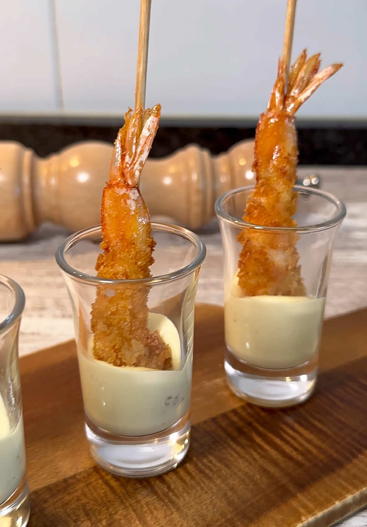 LANGOSTINOS CRUJIENTES CON MAYONESA DE MANGO 🍤🥭 Esta elaboración puede ser un entrante ideal para cualquier ocasión especialz. Un aperitivo navideño perfecto para sorprender… ¡espero que os guste! 📝 INGREDIENTES: ▪️25 langostinos  ▪️2 huevos  ▪️Pan rallado grueso o panko ▪️Sal y pimienta negra al gusto  ▪️Abundante aceite para freír  🔸 Mayonesa de mango y mostaza: ▪️1 huevo ▪️250ml de aceite (150ml de girasol y 100ml de oliva suave)  ▪️1/2 mango maduro (podéis ponerlo entero si os gusta el toque dulzón) ▪️3 cdtas de mostaza dijon ▪️Zumo de medio limón ▪️1 diente de ajo sin germen  ▪️Sal al gusto  ▪️1/2 cdta de copos de cayena (opcional para el toque picante) 👨🏻‍🍳 ELABORACIÓN: 🔸Mayonesa de mango: 1️⃣ Juntamos todos los ingredientes en un vaso o recipiente apto para túrmix e introducimos el aparato. Lo haremos funcionar unos segundos en el fondo del vaso, sin moverlo. Veremos que la mayonesa comienza a emulsionarse rápidamente.  2️⃣ Tras unos 10 segundos, comenzamos a levantar y bajar suavemente la túrmix para terminar de emulsionar la mayonesa, con movimientos envolventes. Cuando sea totalmente homogénea, la tenemos lista. 🔸Langostinos crujientes: 3️⃣ Pelamos los langostinos dejando el último segmento (la cola). Retiramos la “tripa” o “nervio”. Salpimentamos al gusto y embrochetamos entrando por la parte de la cola.  4️⃣ Pasamos por huevo y pan rallado grueso o panko. Presionamos bien para que el rebozado quede bien adherido.  5️⃣ Freímos en abundante aceite muy caliente durante muy poco tiempo, 1-2 minutos máximo, para evitar que queden duros o secos. Retiramos a papel absorbente y los tenemos listos. . . . . #cocinaentiktok #recetanavideña #aperitivo #langostinos #recetasfaciles 