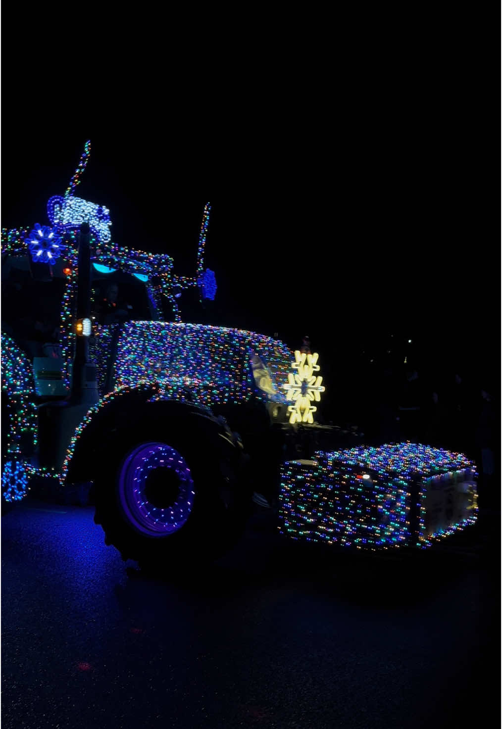 Over 100 tractors decked out in lights! 🎄 I’m really in the christmas spirit now ✨  #tractorrun #christmas #christmaslights #lightshow 