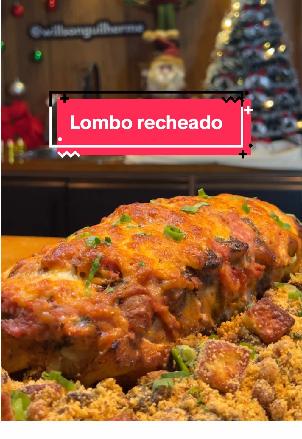 Lombo recheado 🔥🤤 Juro, esse lombo recheado com linguiça toscana e queijo fica sensacional e vai ficar perfeito na sua mesa de Natal! 😱 Ingredientes: 👇🏽 Utilizei uma peça de lombo de 1,5kg 4 dentes de alho Suco de 1 limão  2 colheres de mostarda 2 colheres de shoyu  Azeite Sal, páprica picante, pimenta calabresa e chimichurri a gosto  Recheio: 700g de linguiça 150g de queijo muçarela  Cheiro verde  Preparo: Faça alguns furos no lombo para o tempero entrar. Faça uma misturinha com os tempero, passe muito bem no lombo e deixe descansando de um dia para o outro na geladeira. Em uma panela bem quente, sele o lombo. Deixe descansar por alguns minutos e depois faça cortes na espessura de um ou dois dedos. Retire a pele das linguiças, amasse, adicione muçarela e cheiro verde e misture. Recheie o lombo. Na assadeira, faça uma caminha com cebola, cubra com papel alumínio e leve ao forno por 1 hora. Retire o papel alumínio, coloque um pouco mais de queijo e volte ao forno para gratinar. E aí, gostou? Então já marca o @ para fazer essa receita deliciosa pra você! 🥰 Ah, e não esqueça de me seguir para mais receitinhas! 😋 #lomborecheado #lombo #receitas #receita #receitasfaceis #natal #comida #comidafacil #culinaria 