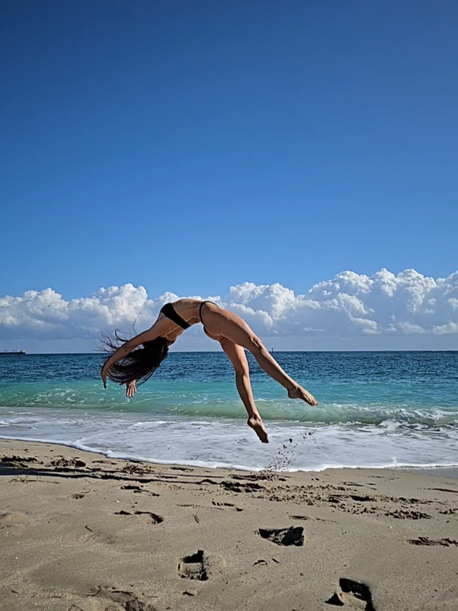 Beach gymnastics 💙 #gymnasticstutorials #bestworkoutclothes #lowerbodyworkoutforwomen #fitnessmotivationforwomen 