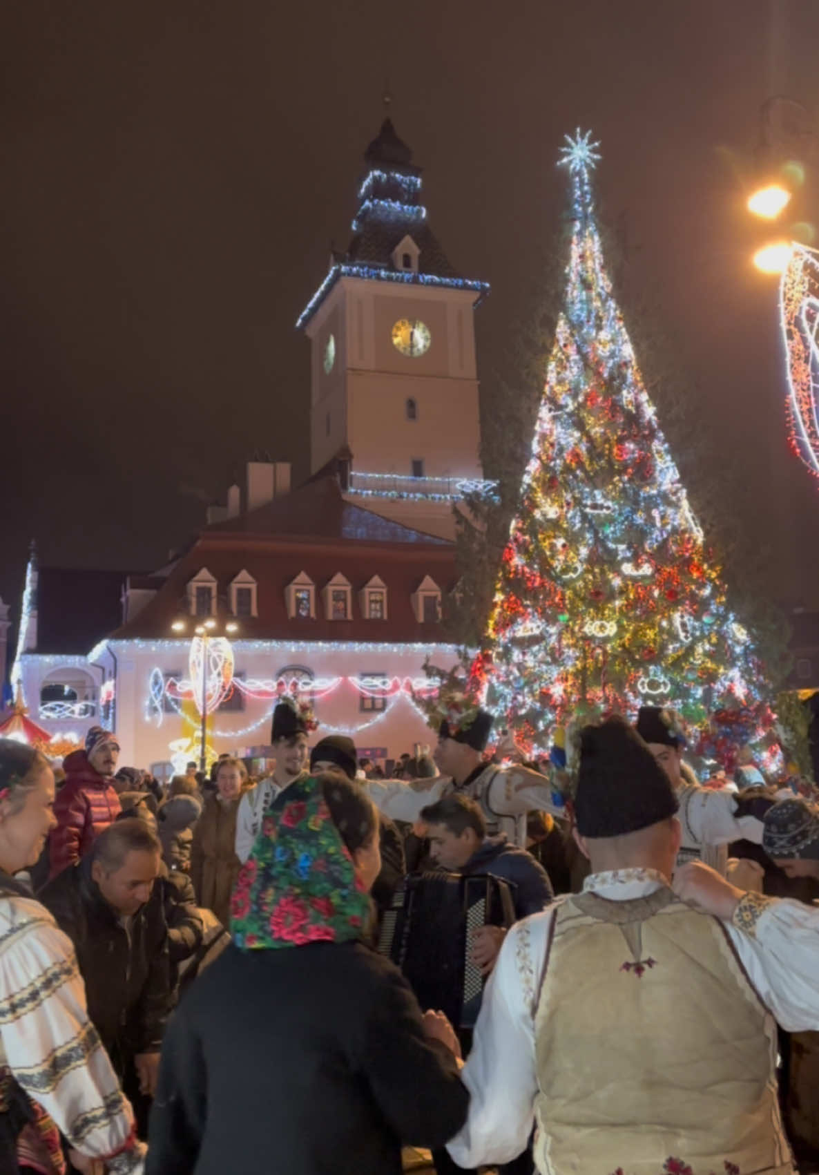 Dans si voie bună în Piața Sfatului! #brasov #romania #tripadvisor #travel #traditional #traditii #popular #dans #danspopular #live #dance #viral #fyp #christmastree #visitbrasov_romania #bradcraciun #christmastime 