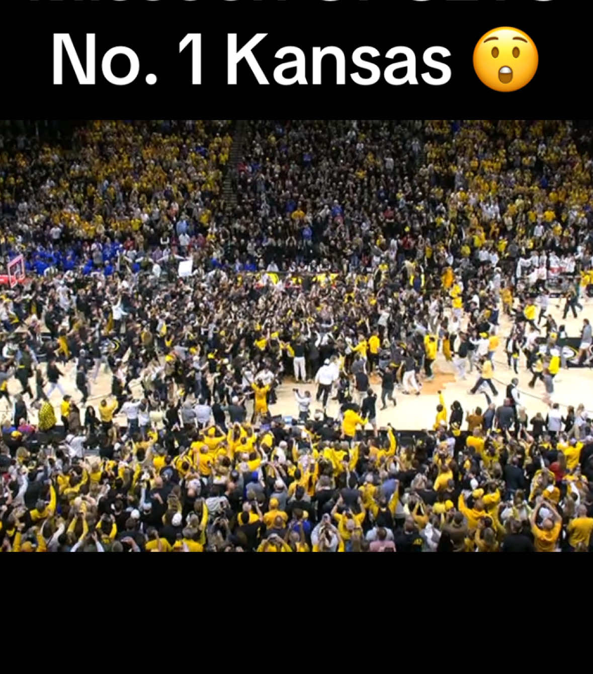 #Missouri rushed the court after the #upset vs. No. 1 #Kansas‼️ #basketball #collegebasketball