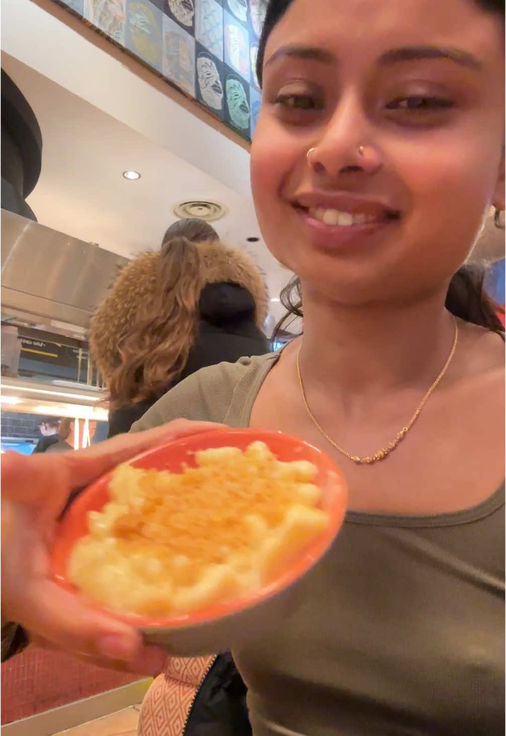 Finally trying @Nando’s UK & Ireland peri (i think?)mac n cheese, icl a cheeky nandos is not often for me. I really liked the mac n cheese, not greasy or too creamy. #fyp #foryoupage #pourtoi #nando #nandos #peri #macncheese #taste #tastetest #firsttime #food #meal 