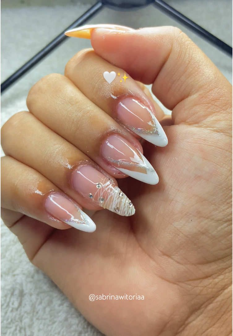 Unhas brancas para ano novo 🤍✨    #unhas #unhasgrandes #nails #nailart #unhasnaturais #nailsartvideos #nails💅 #esmaltação #nailtutorial #inspiracaodeunhas #unhasdecoradas #unha #insponails #vaiprofy #unhasanonovo 