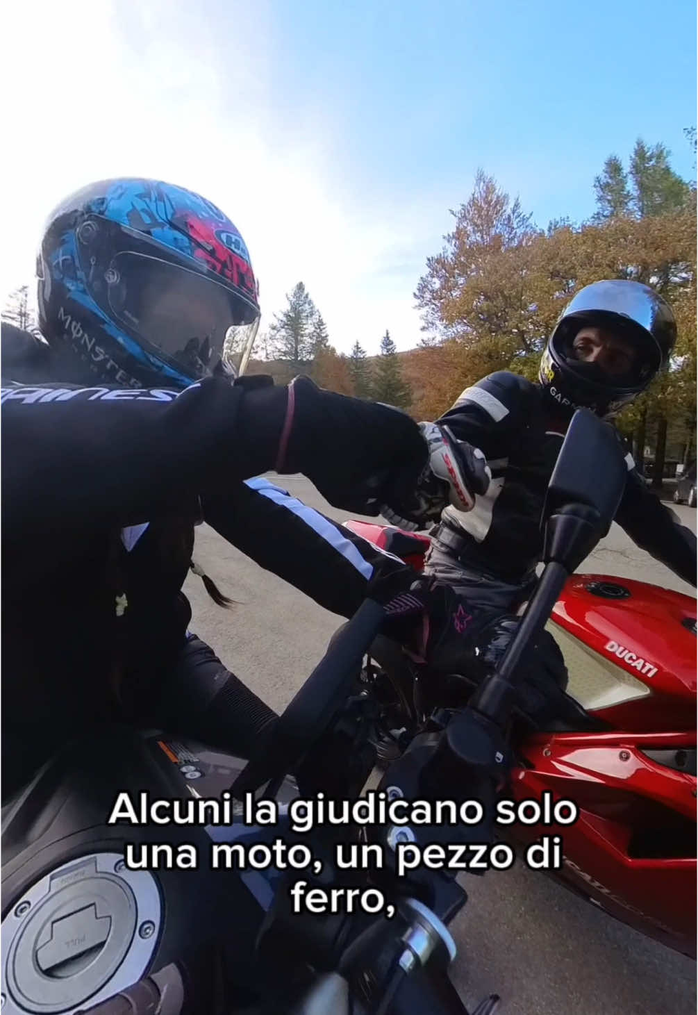 Che cos e la moto per me? Nessuno sa da quanto tempo la desideravi e  quanti sacrifici ti e' costata e quanti ancora te ne costerà, nessuno vede quante ore passi al lavoro per potertela permettere; ma appena esci a fare un giro per alleggerirti la mente tutti ti vedono e sono la a giudicarti, ad etichettarti, e puntarti il dito.  Alcuni la giudicano solo una moto,un pezzo di ferro, ma solo noi sappiamo cosa e' realmente, perché quel pezzo di ferro per noi ha un anima, ci fa stare meglio, ci riempie di gioie ed emozioni, ti rimette in sesto dopo una giornata di lavoro intensa, ci fa vedere posti nuovi, ci fa cantare sotto il casco e salutare gente che non conosciamo solo perché in sella, ci fa fare nuove amicizie e conoscere altri biker Con la stessa passione,fa sorridere i bambini che dalla strada ti salutano.  Ci fa riflettere sui nostri pensieri, sulla vita, su ciò che è veramente importante per noi e cosa no.  Ci fa ridere, ci fa piangere, e solo il nostro casco sa segreti che nessuno sa. Per questo sono fiera di essere motociclista, fiera di far parte di questa strana e meravigliosa gente. 