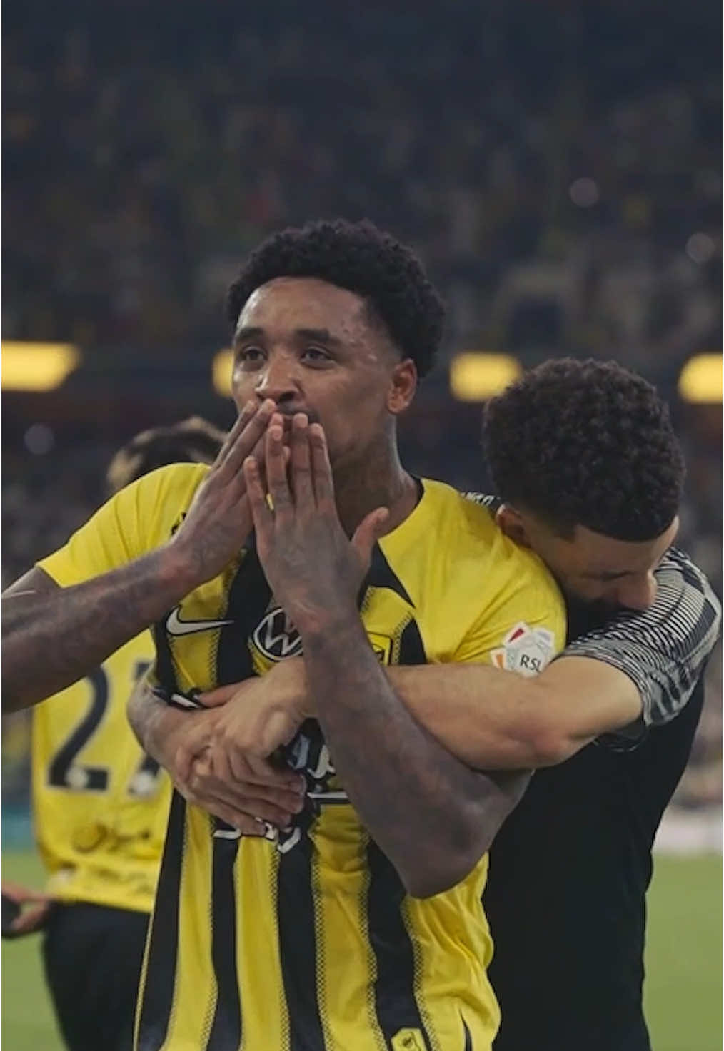 كل شيء لايق عليك يا عميد 🤩🔝 #الاتحاد  - How amazing our fans are ! #Alittihad