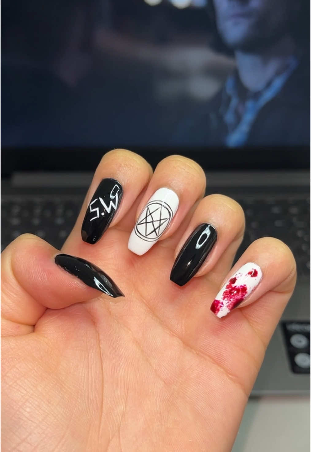 Supernatural - Nails 🖤 #unhas #supernatural #samwinchester #nails 