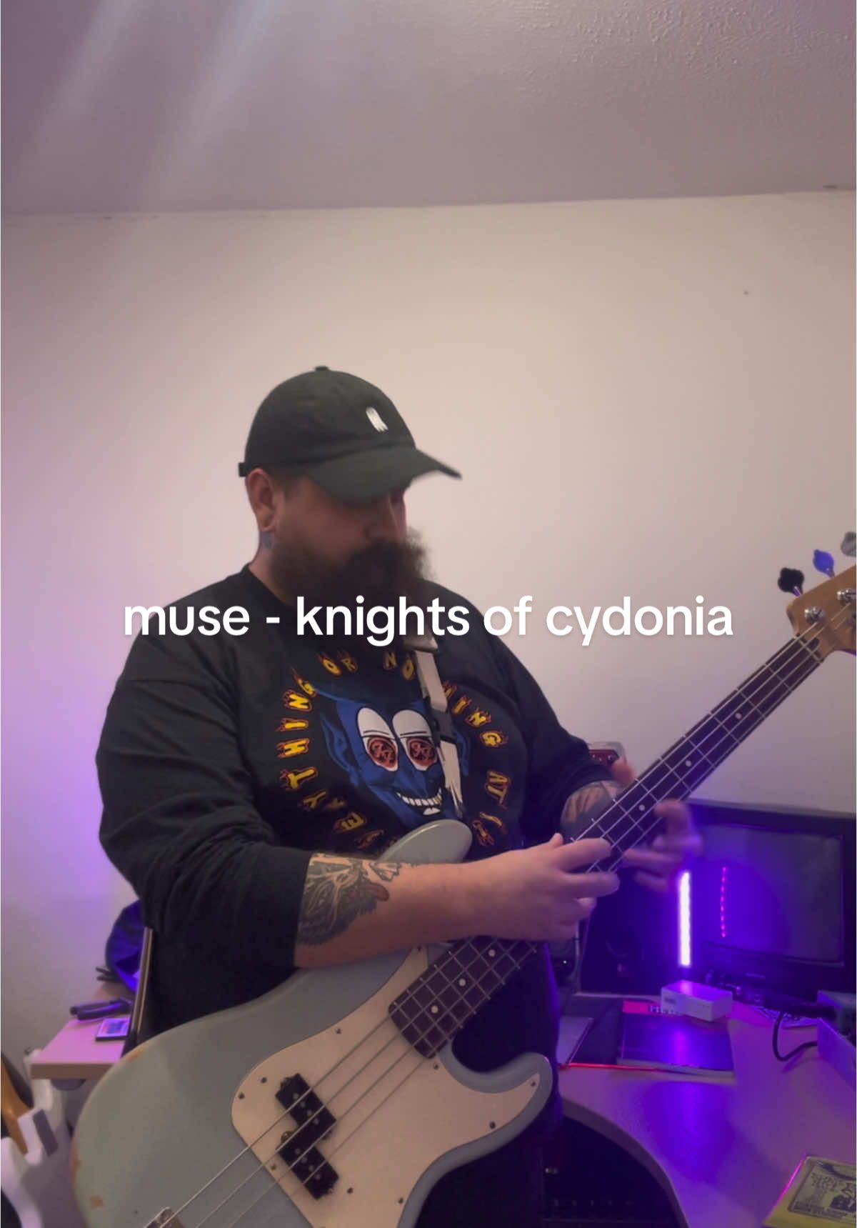 everyone on this app plays hysteria 🤷‍♂️ @Muse #knightsofcydonia #basscover #hysteria #tapping #basstok #guitartok @Fender #bassist #foryou #fyp