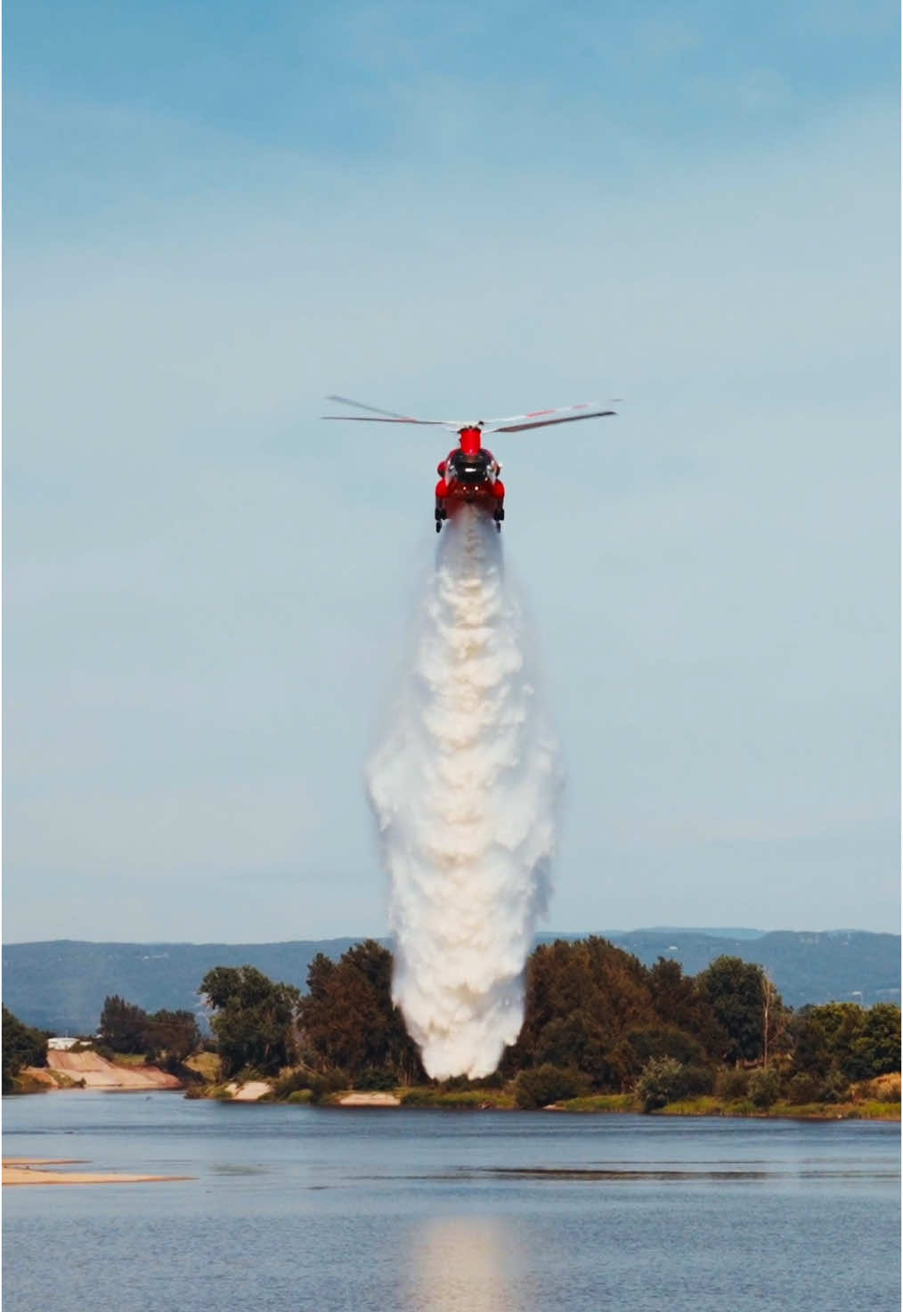 The RFS Chinook Helicotper has undergone a massive makeover, with the installation of a large belly tank. The helicopter can now carry 11,000 litres of water — the largest payload of any firefighting helicopter in Australia — and conduct night-time firefighting opetations. #RFS #bushfire #firefighter #helicopter #FYP 