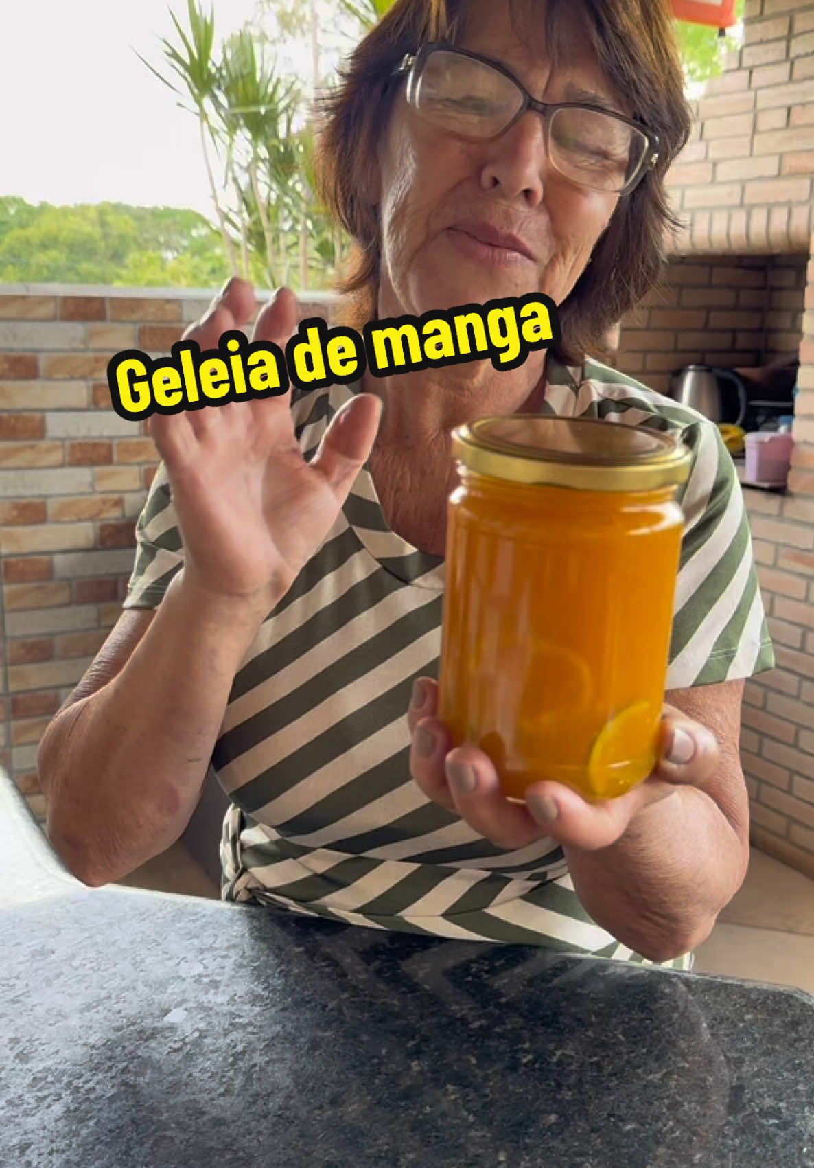 Gente essa receita é de uma seguidora, Márcia. Simplesmente deliciosa demais.  Geleia de manga 5 xic de mangas descascadas, retirados os caroços, picadas( faço com manga rosa, do meu quintal) 3 xic de açúcar cristal 1/2 limão picado em meia lua 1/2 laranja picada em meia lua Como fazer: Bater a manga no liquidificador com pouca água. Fica um creme. Coar em uma peneira para retirar os fiapos. Colocar esse caldo em uma panela com o açúcar e os pedaços de limão e de laranja. Ligar o fogo, mexendo no início para misturar bem. Deixar em fogo médio para apurar aos poucos, lentamente. Mexer de vez em quando, notando que vai encorpando. Espirra quando no final. Apurar conforme deseja: mais mole ou mais consistente. Retirar do fogo e deixar esfriar para envasar. Fica linda, amarela, brilhante. Deliciosa geleia!!! Não sei o autor e nem como foi divulgada.  #receitadeseguidor #chacaracristal #geleiademanga #natureza