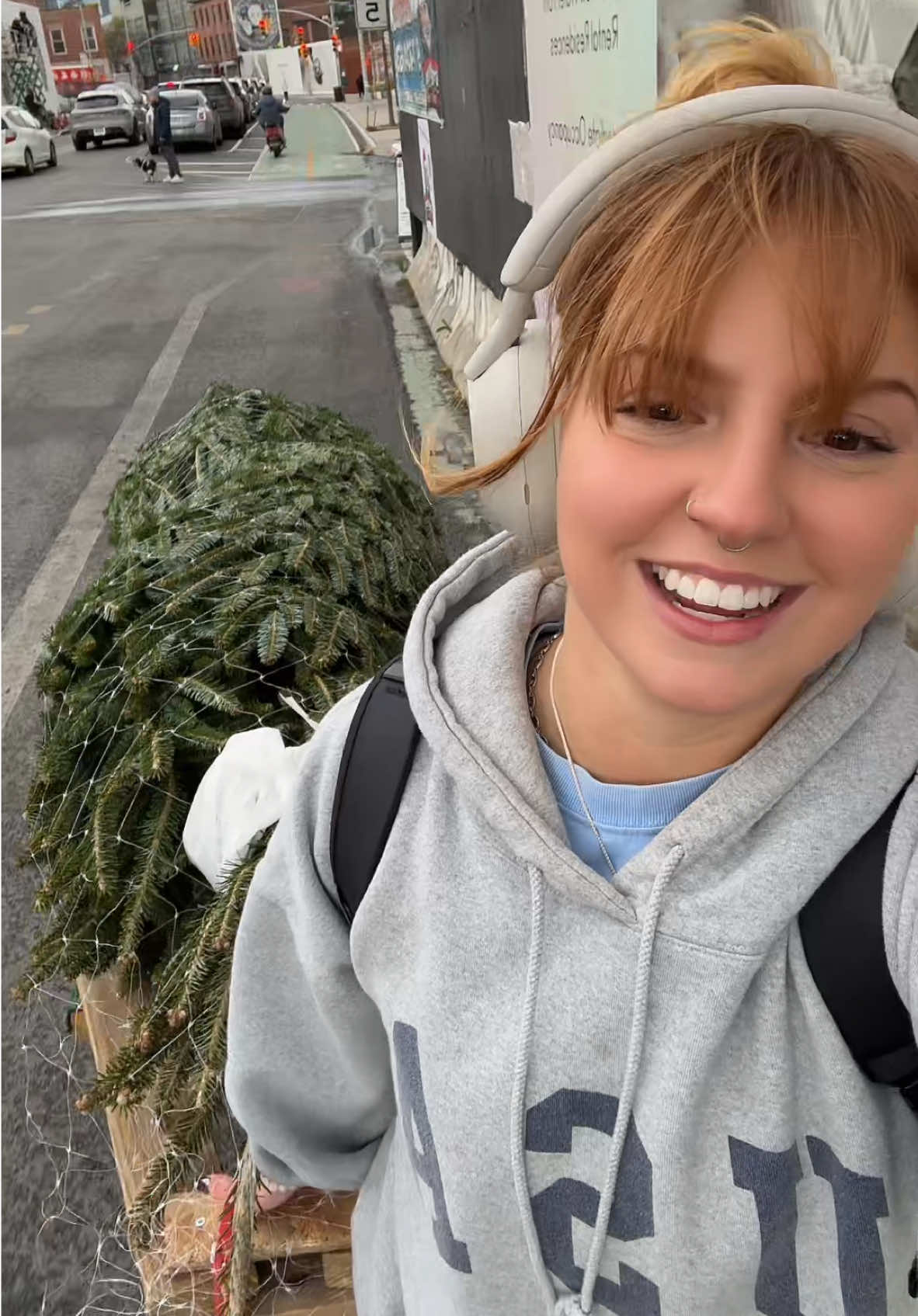 How to get a christmas tree into your apartment alone in the city w/o a car 101 🧍🏼‍♀️Turns out there are many methods. The panic at the end has me cacklinggg