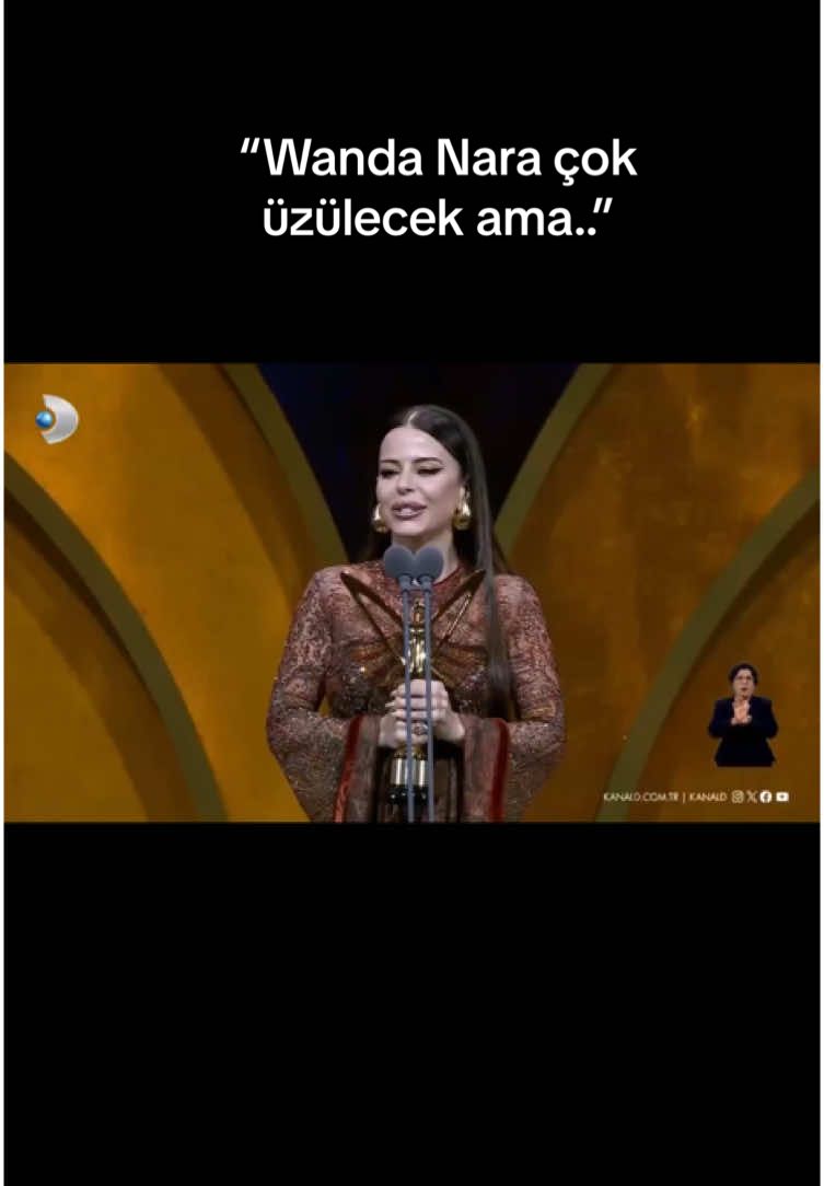 En iyi kadın şarkıcı Simge Sağın 🌟 #simgesağın #pantenealtınkelebek  • • #keşfetteyizzz #videoviral #viralvideos #icardi #wandanara #galatasaray 