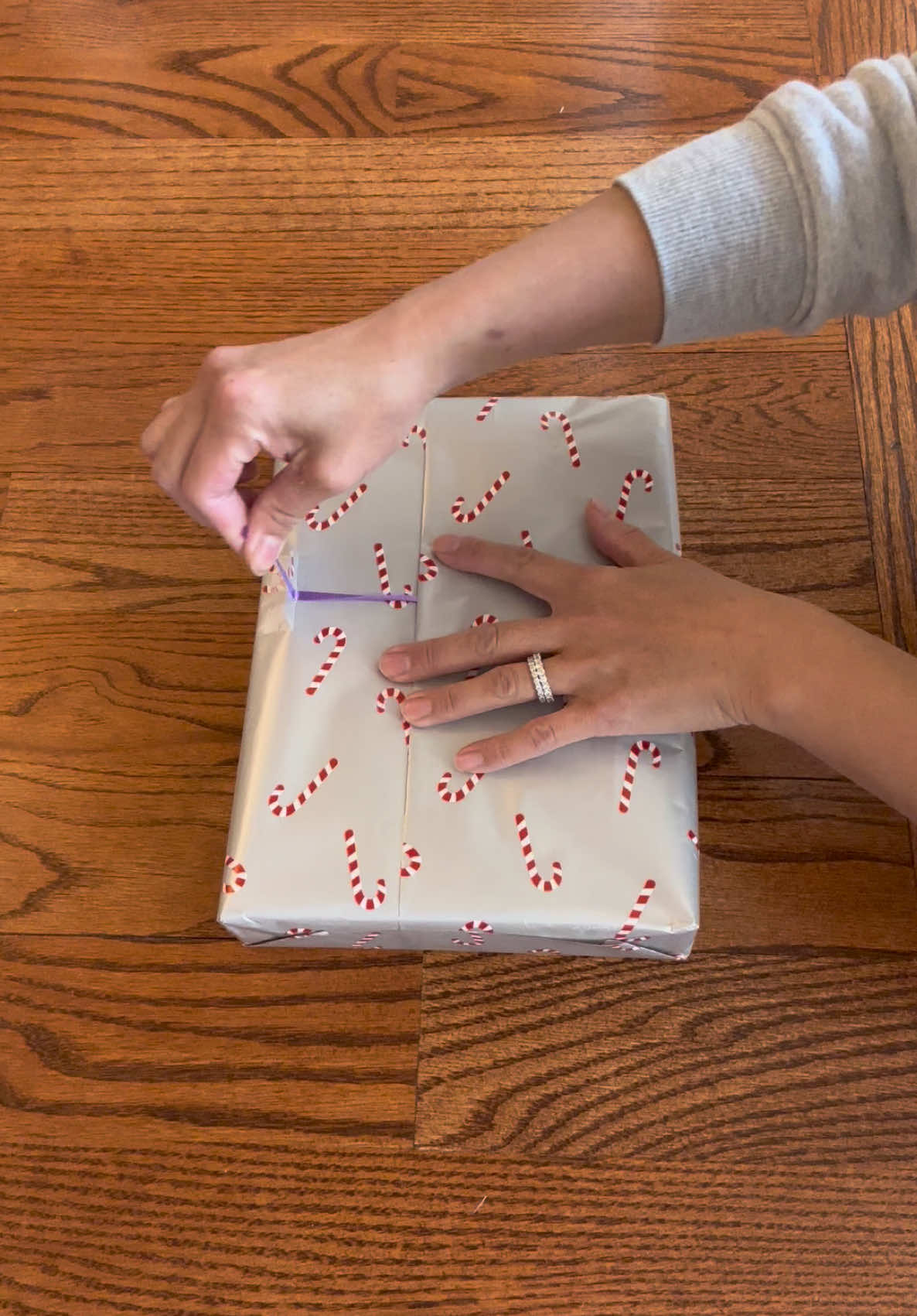 Delightful gift wrapping hack🤩#momhacks #lifehacks #DIY #christmas #christmastiktok #christmaswrappingtips #lifehacks #usefullifetips #hacks 