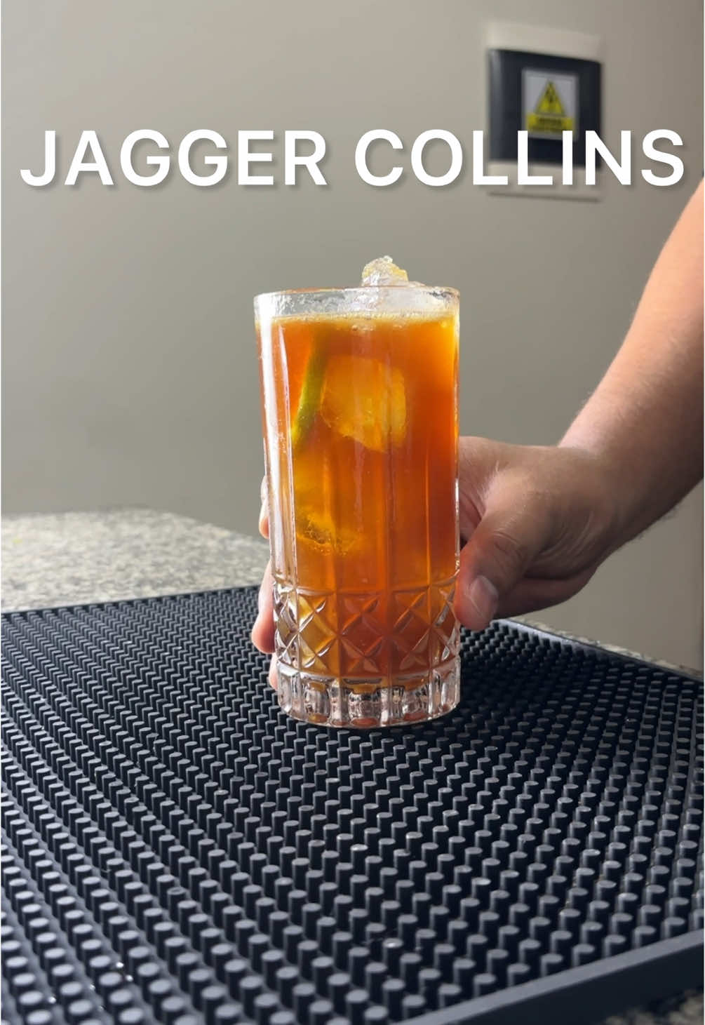 COCTEL JAGGER COLLINS  • 60 ml o 2 oz de Jagermeister • 22.5 ml o 3/4 oz zumo de limón.  • soda o agua con gas #tragos #cocteles #cocktails #drinksideas #parati #viral 