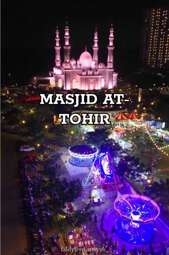 Tempat wisata bermain dan religius Masjid At-Tohir Depok, ketika weekend dikomplek masjid At-Tohir ini terdapat pasar malam yg menyediakan wahana bermain dan serba-serbi jajanan kuliner. 