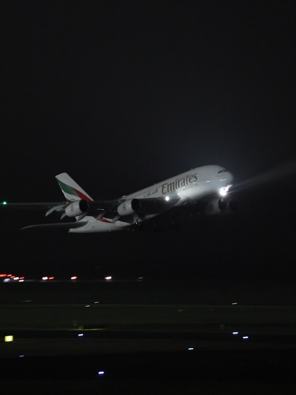 Emirates A380 departure from Düsseldorf Airport #a380 #emirates #aviation #dus #dusseldorf #dusseldorfairport #airbus 