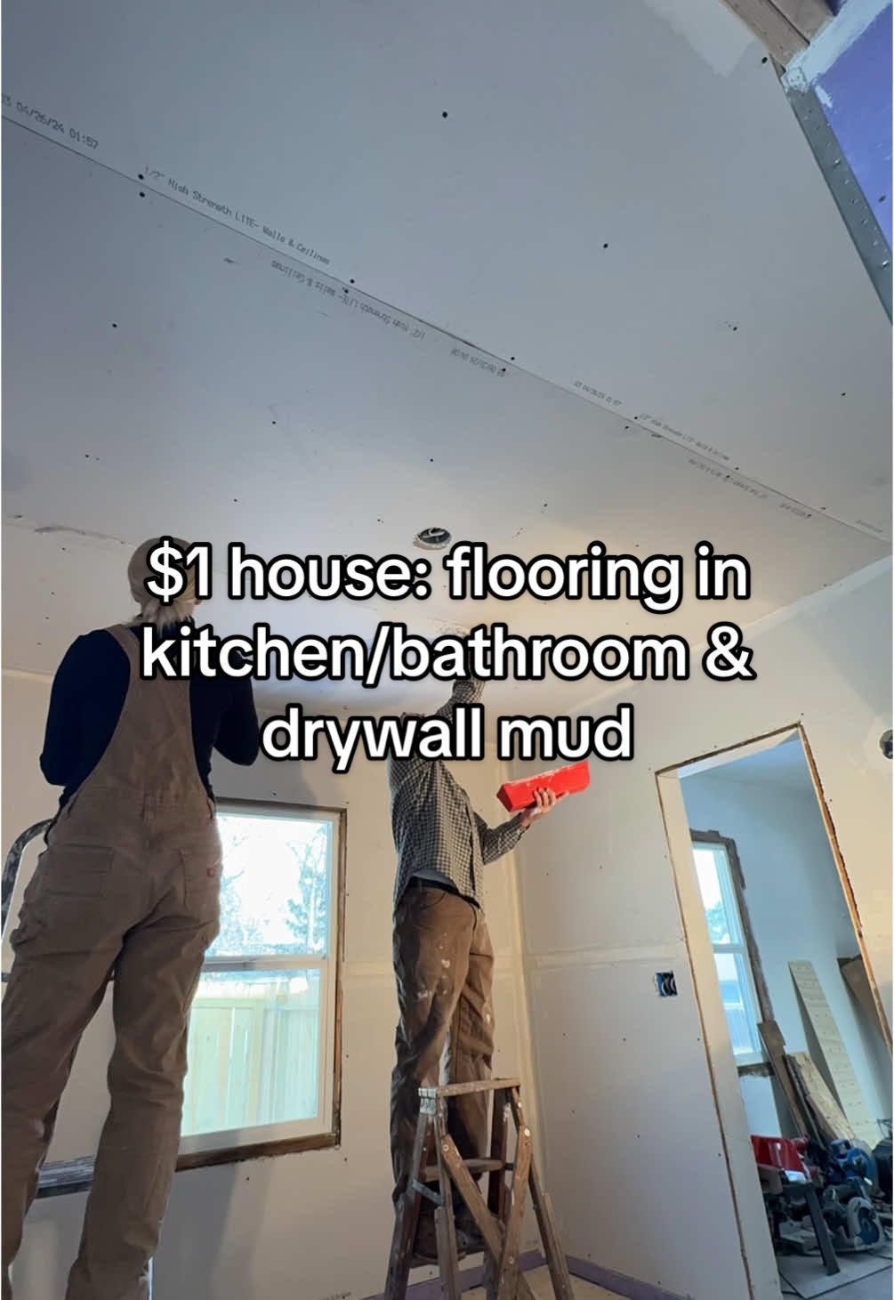 My $1 house: flooring & drywall mud #100yearoldhouse #houserenovation #1dollarhouse #iboughtafixerupper #underlayment #drywallmud 