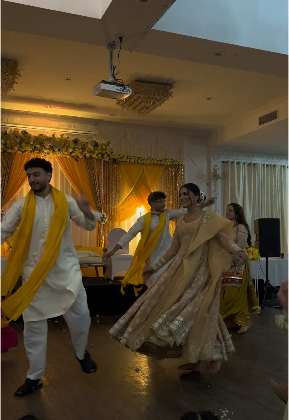 The perfect #mayoun dance  🌼✨💛 #pakistaniwedding #mehndidance #dholkinight #shaadiseason #galbangayi 