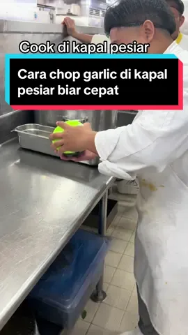 Cara chop garlic di kapal pesiar biar mudah dan cepat yaitu pakai alat chop kayak divideo #cook #cheflife #kapalpesiar #chef #chefkapalpesiar #chefenproceso #pejuangrupiah 