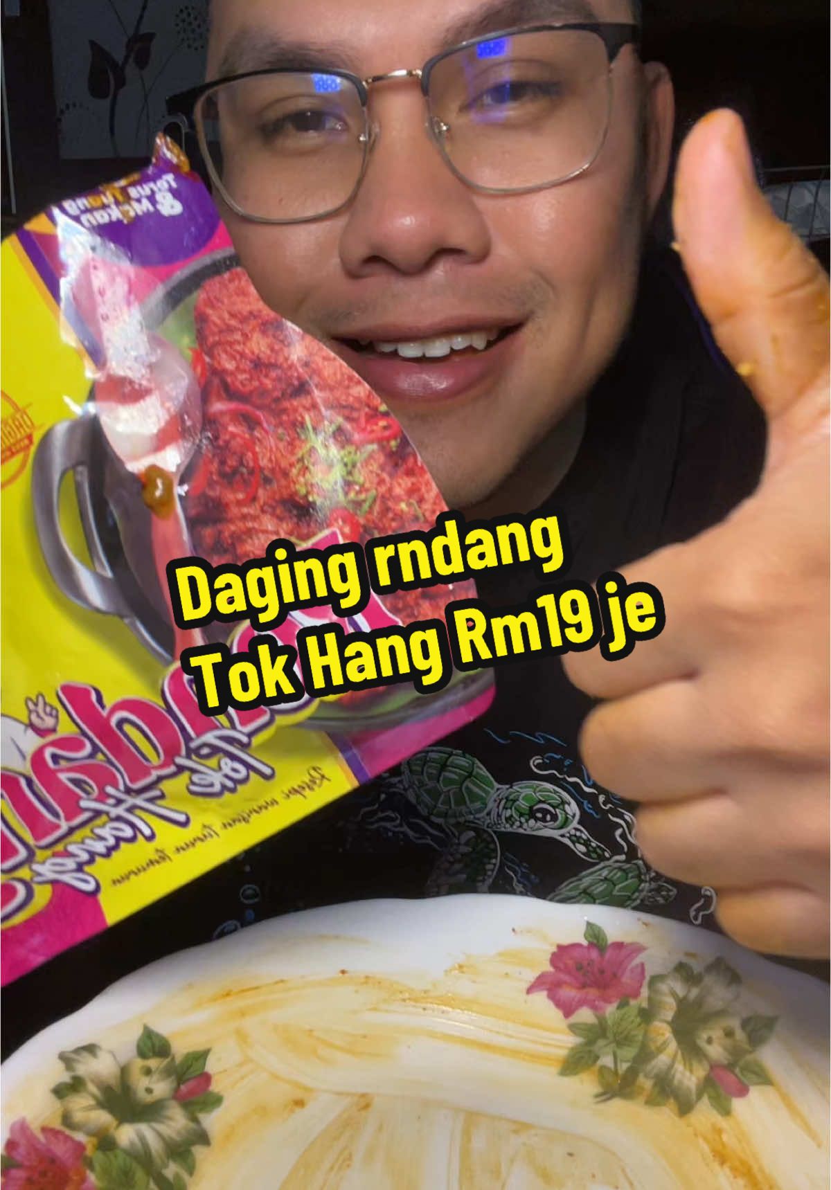 Puas hati makan sebab sedap. ptut la rmai yg bli sbb mmg real rasa rendang nya!!! #macammane #mukbang #rendangtokhang #dagingrendang 