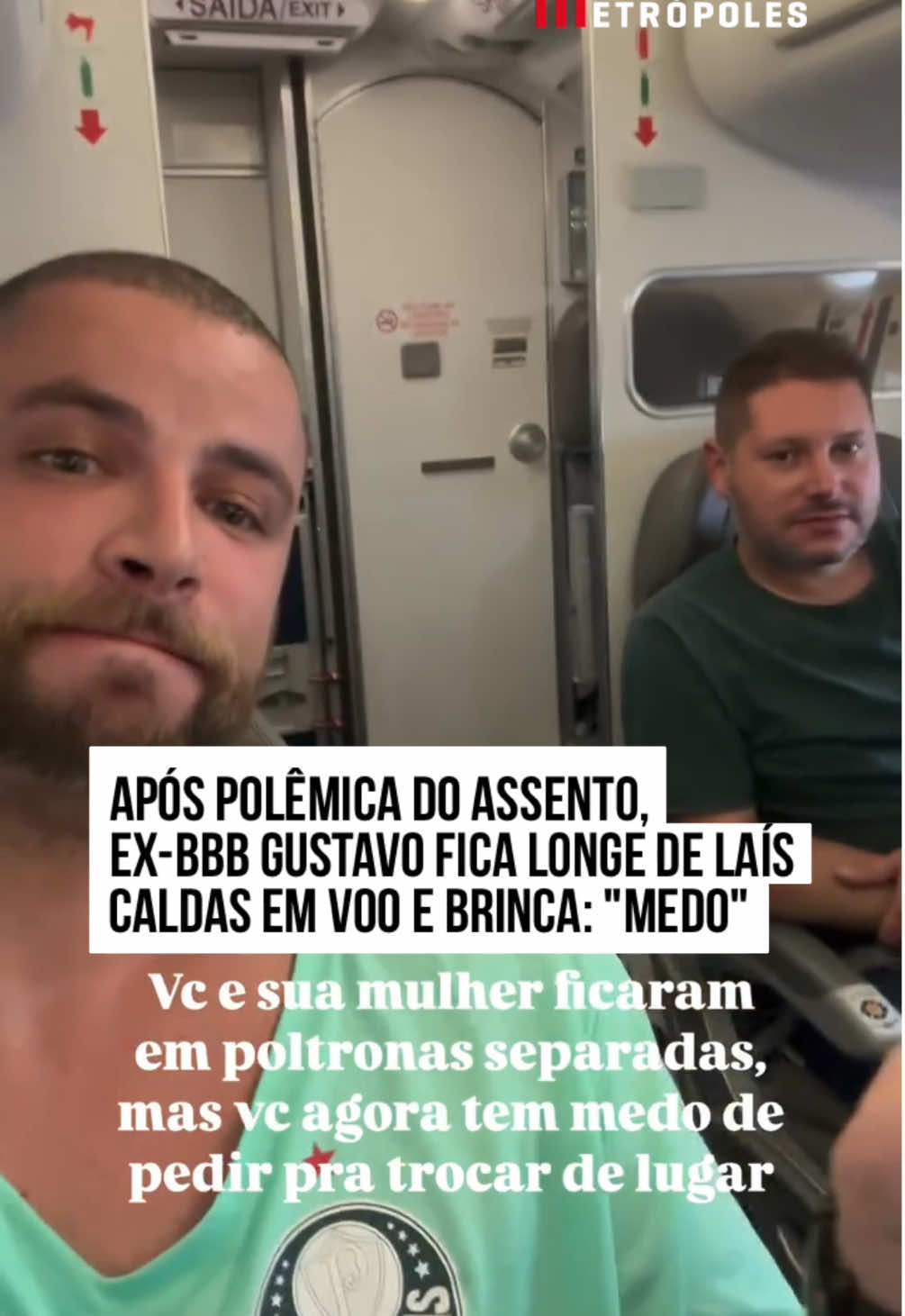 😂 O ex-participante do #BigBrotherBrasil Gustavo Marsengo embarcou em um #voo com a esposa, Laís Caldas, mas ficaram em assentos distantes. Após a #polêmica da semana envolvendo a agora influencer Jeniffer Castro, que se recusou a ceder seu lugar à janela para uma criança, Gustavo brincou com a situação. 