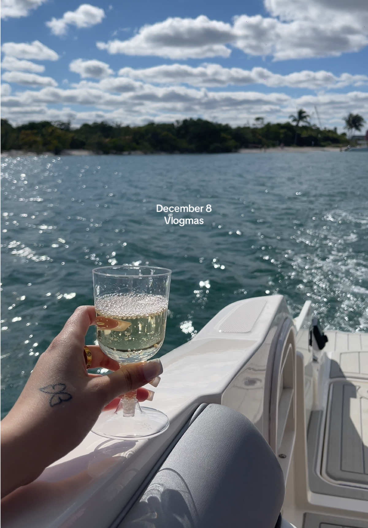 Bachelorette party today 🍾🤍  #adayinthelife #aesthetic #chilling #boatlife #boat #timestamps #bachelorette #bacheloretteparty #bacheloretteweekend 