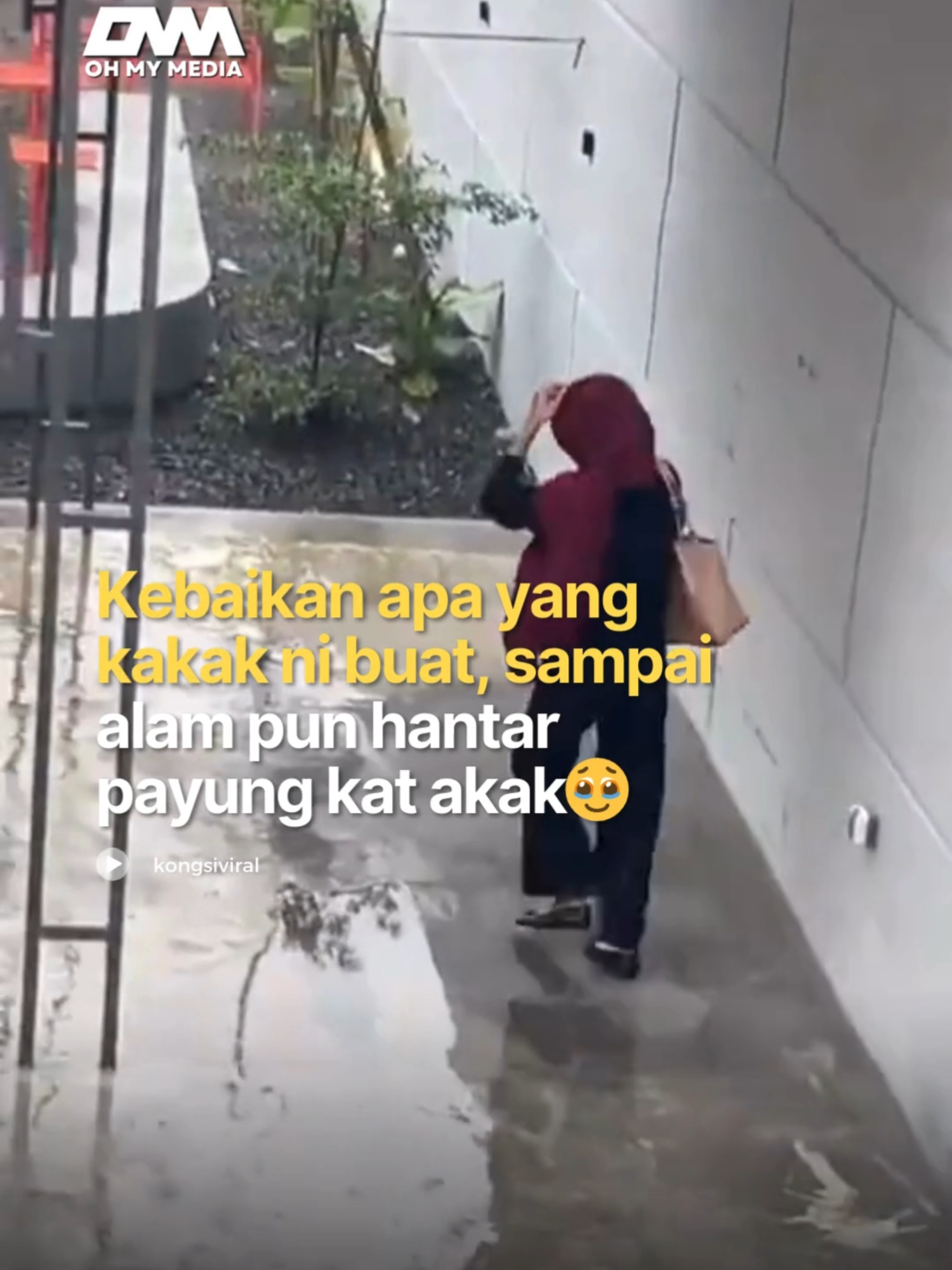 Akak ni mesti pernah mudahkan urusan sesiapa dalam hidup dia kan🥹 sebab tu Allah mudahkan urusan dia balik.  #ommbest #ommmedia #viral #ohmymedia #videoviral #payung #hujan